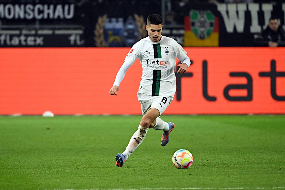 ARCHIV - Mittelfeldstratege Julian Weigl steht bei Borussia Mönchengladbach vor seinem Kader-Comeback.  