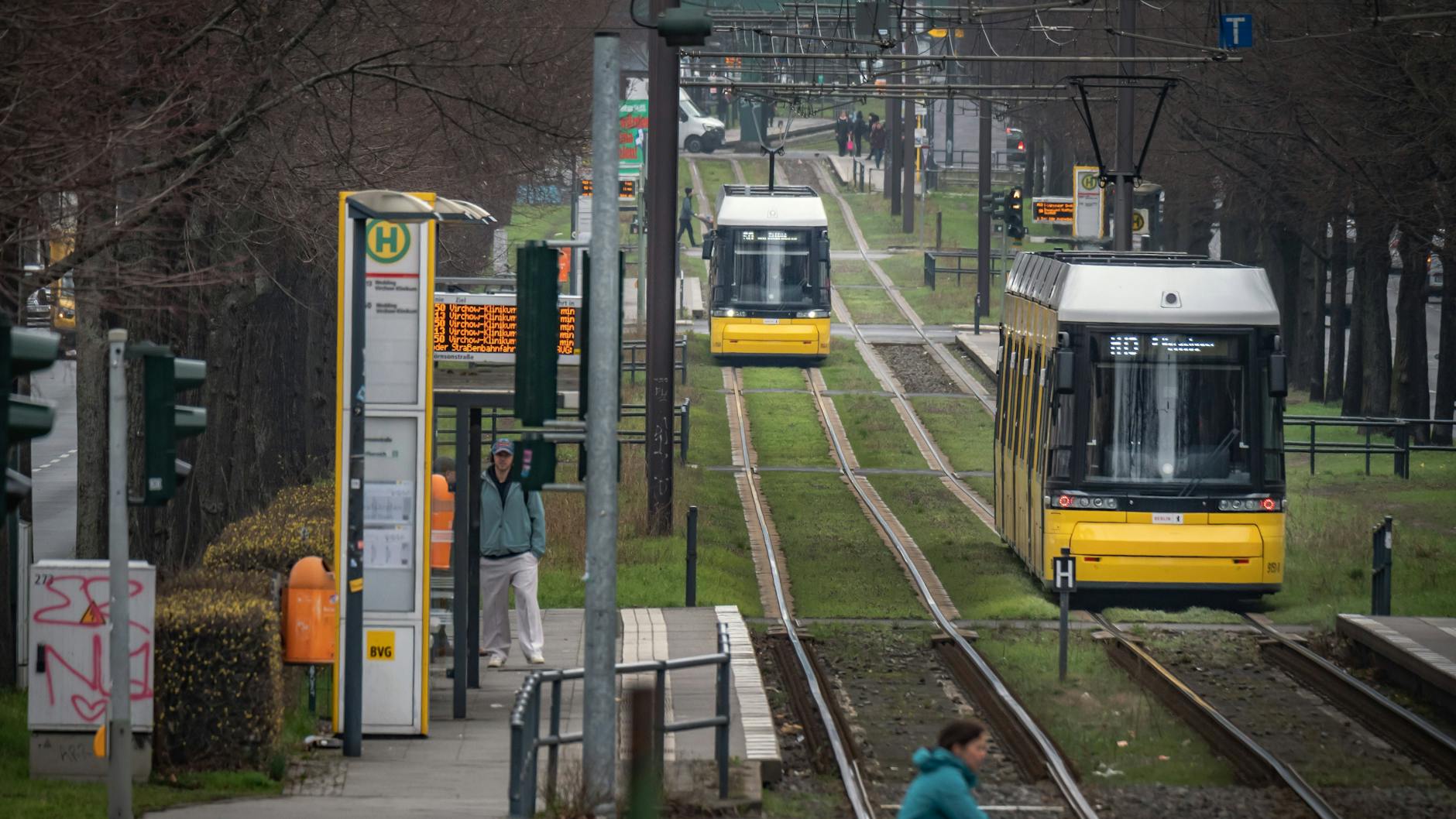Zum Berliner ÖPNV gehören auch Straßenbahnen. Sie decken im Osten Bereiche abseits der U- und S-Bahnen ab. 