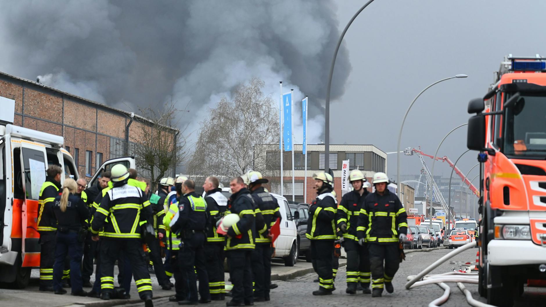 Für die Feuerwehrleute ist das Feuer am Ostersonntag schwierig in den Griff zu bekommen.