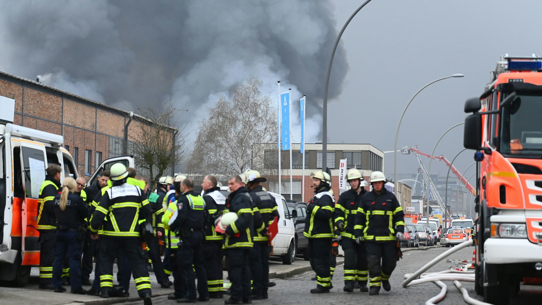 Für die Feuerwehrleute ist das Feuer am Ostersonntag schwierig in den Griff zu bekommen. 