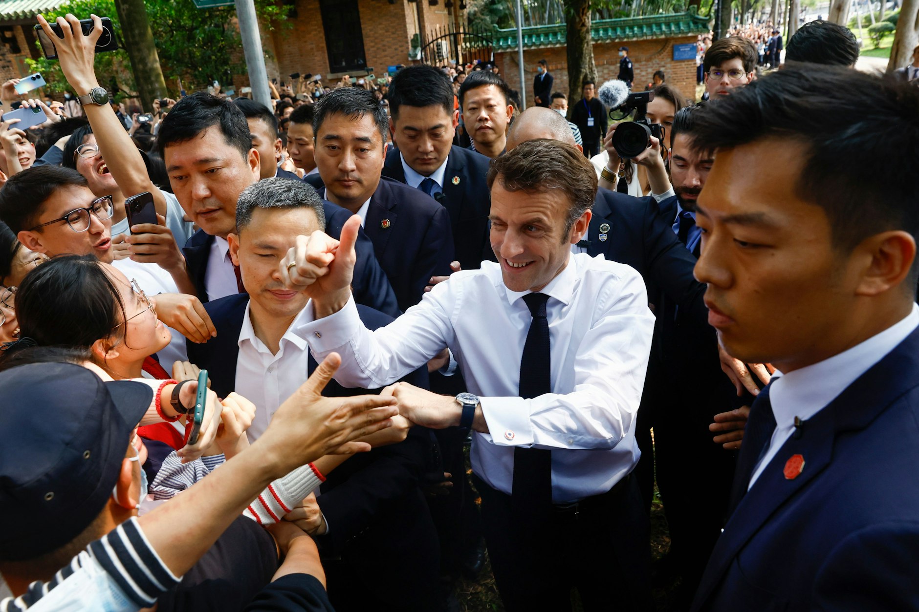 Emmanuel Macron besucht die Sun Yat-sen University in Guangzhou, China.