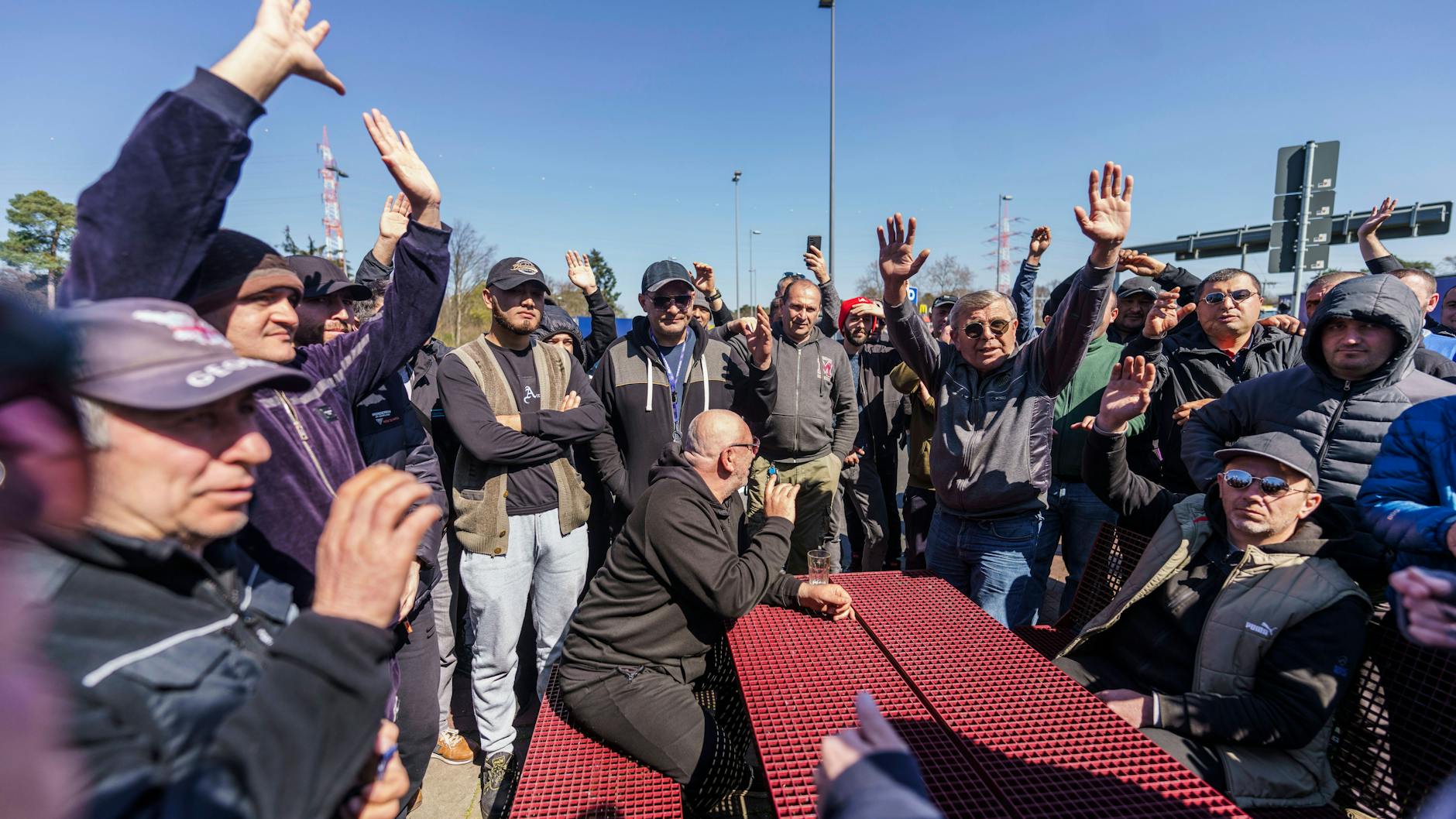 Eine Gruppe Lkw-Fahrer streikt auf einer hessischen Raststätte.