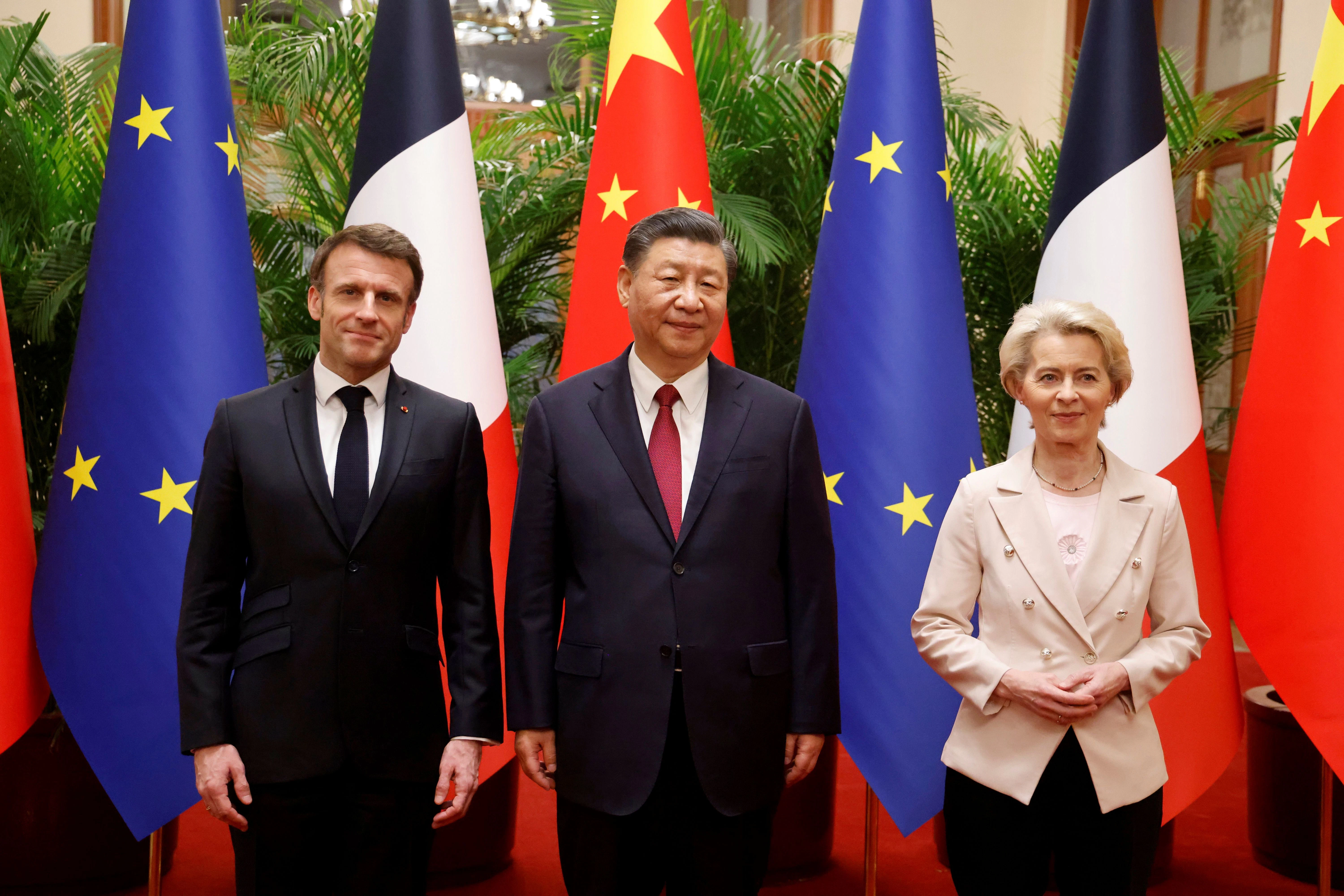 Emmanuel Macron (l-r), Präsident von Frankreich, Xi Jinping, Präsident von China, und Ursula von der Leyen, Präsidentin der Europäischen Kommission, stehen für ein offizielles Foto vor ihren Gesprächen in Peking zusammen. Auffällig: Ursula von der Leyen geht auf Distanz zu Xi Jinping.