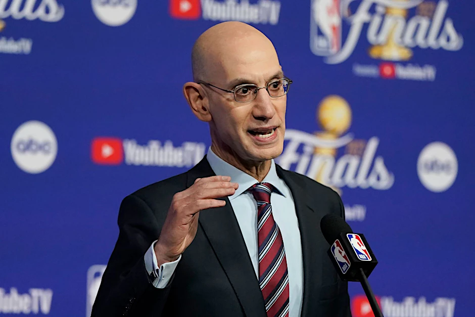 ARCHIV - Boss der NBA: Adam Silver.  