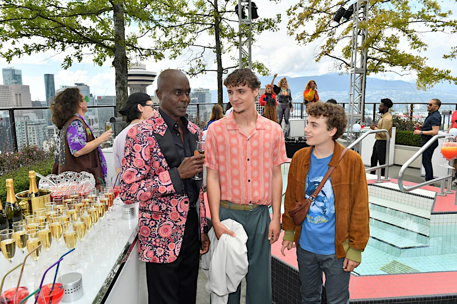 HANDOUT - Niklas Chrom (Levi Busch, r) und Daniel Gruber (Jean Luc Caputo, M) treffen auf einer Party Bruce Darnell.  