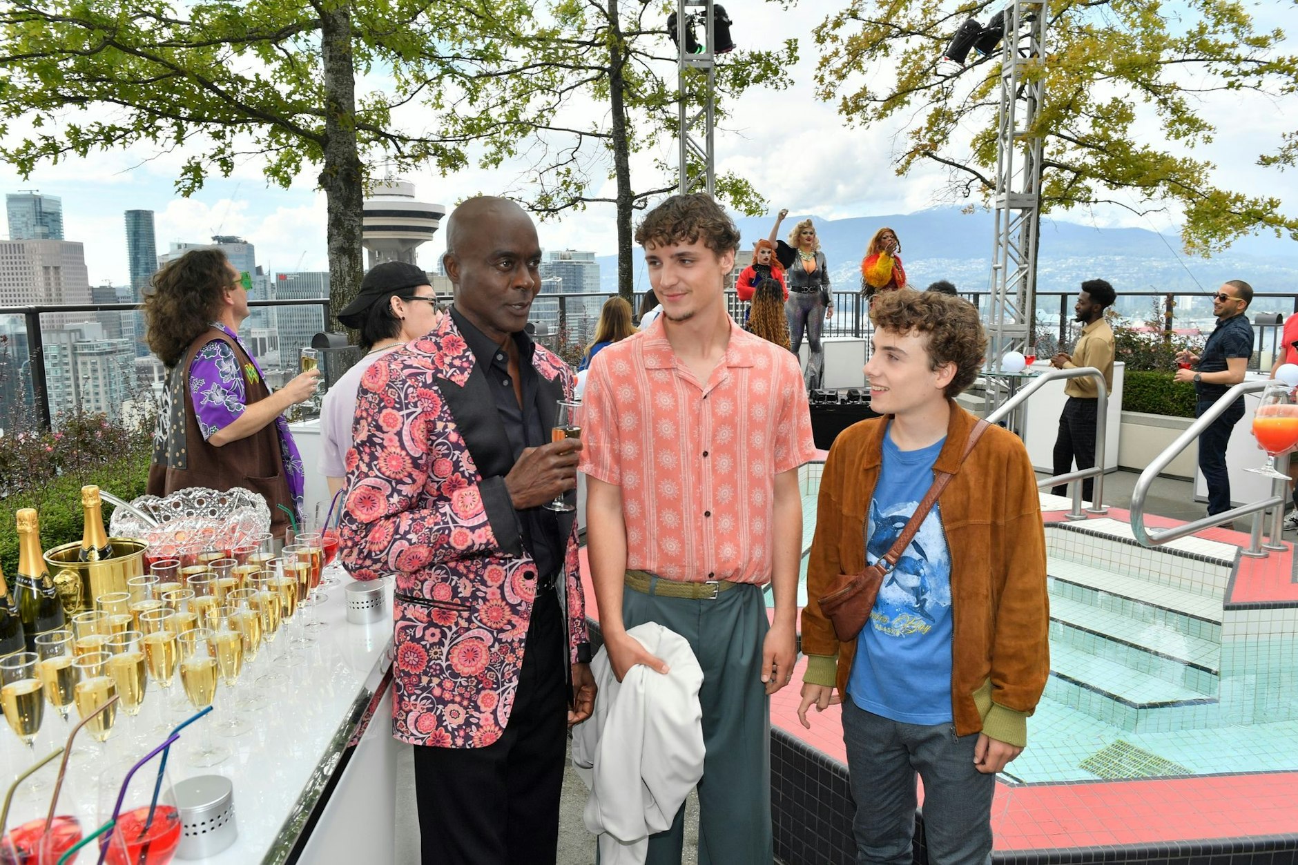 HANDOUT - Niklas Chrom (Levi Busch, r) und Daniel Gruber (Jean Luc Caputo, M) treffen auf einer Party Bruce Darnell.  