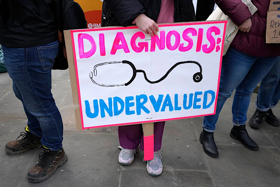 ARCHIV - Bei dem angekündigten Streik in Großbritannien sollen keine Bereiche des Gesundheitsdienstes verschont bleiben.  