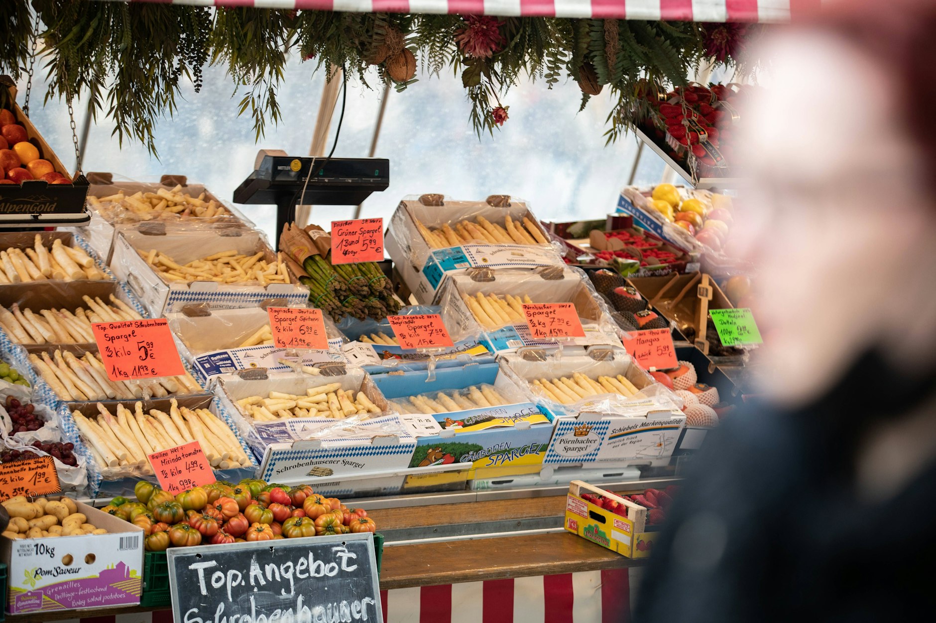 Spargel in verschiedenen Qualitäten wird auf einem Gemüsemarkt angeboten.