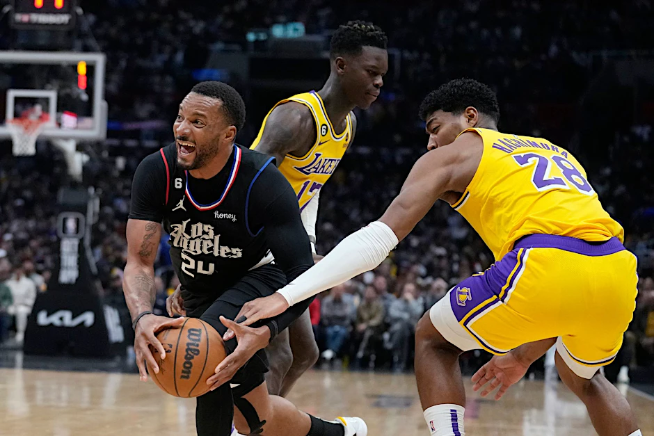 Clippers-Guard Norman Powell (l) geht an Dennis Schröder (M) und Rui Hachimura (28) von den Los Angeles Lakers vorbei.  