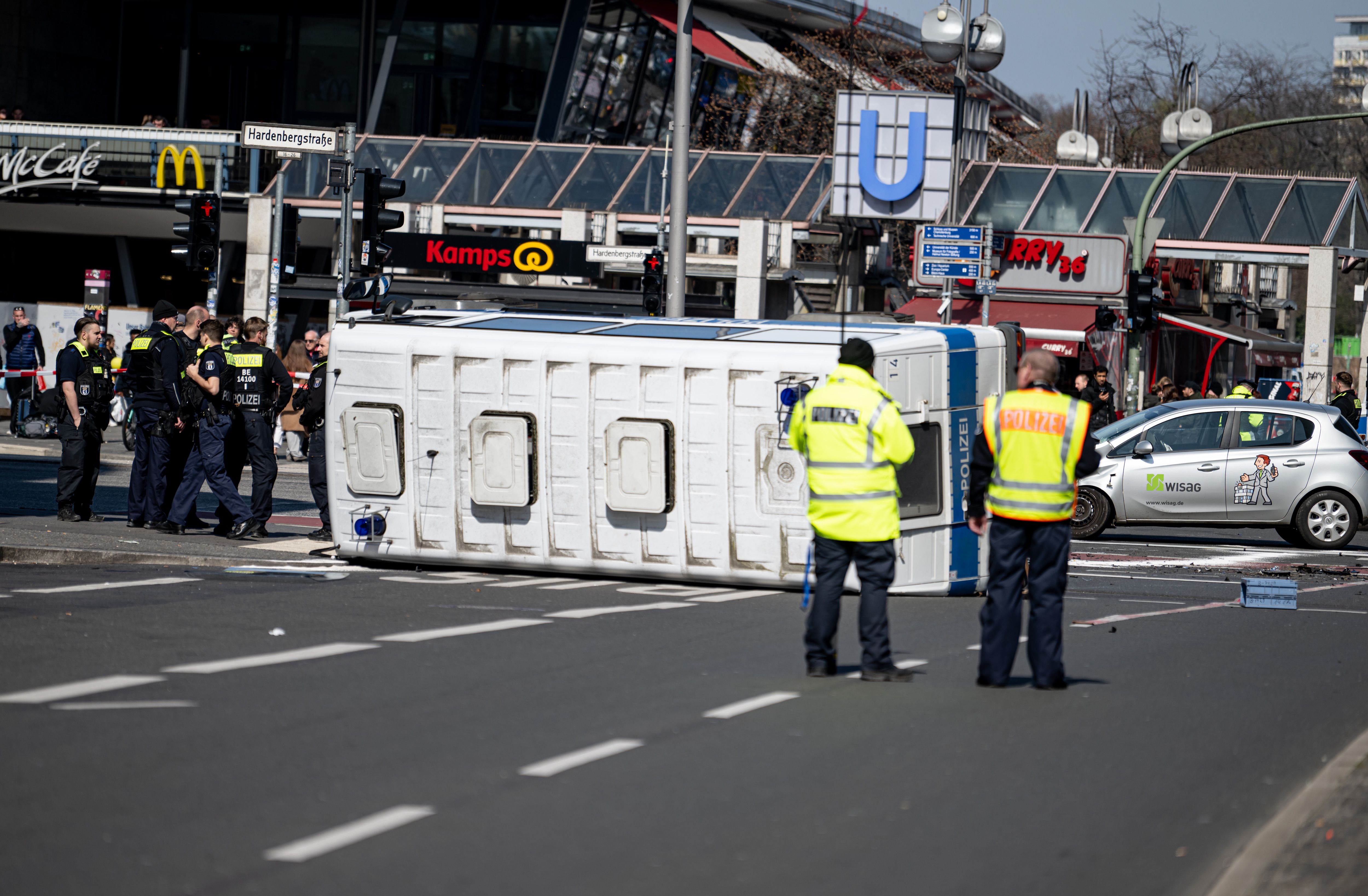 Polizei-Mannschaftswagen in Berlin umgekippt: Verletzte