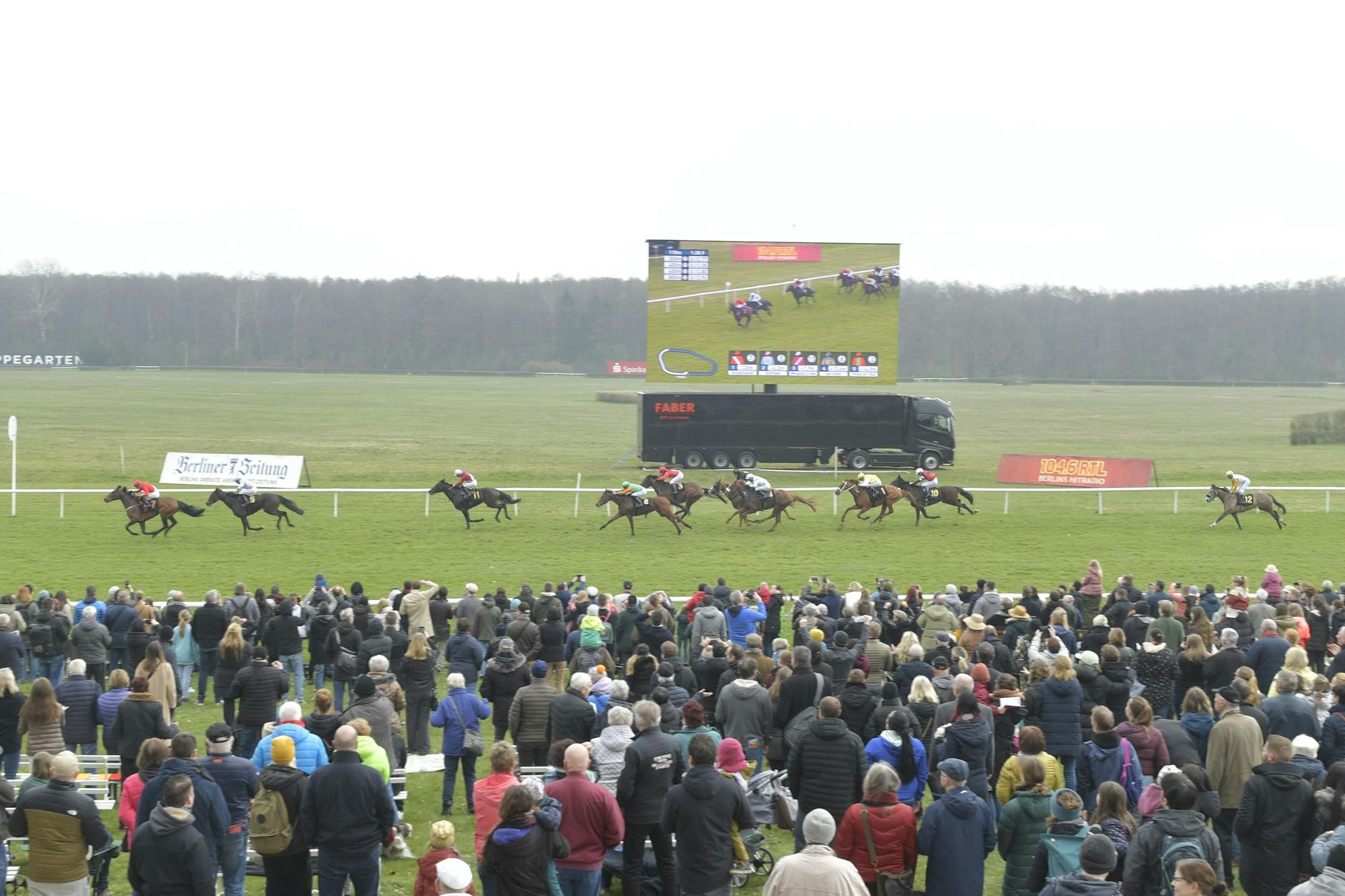 Die Galopprennbahn Hoppegarten am Ostersonntag. Saisonauftakt bei halbwegs ordentlichem Wetter.