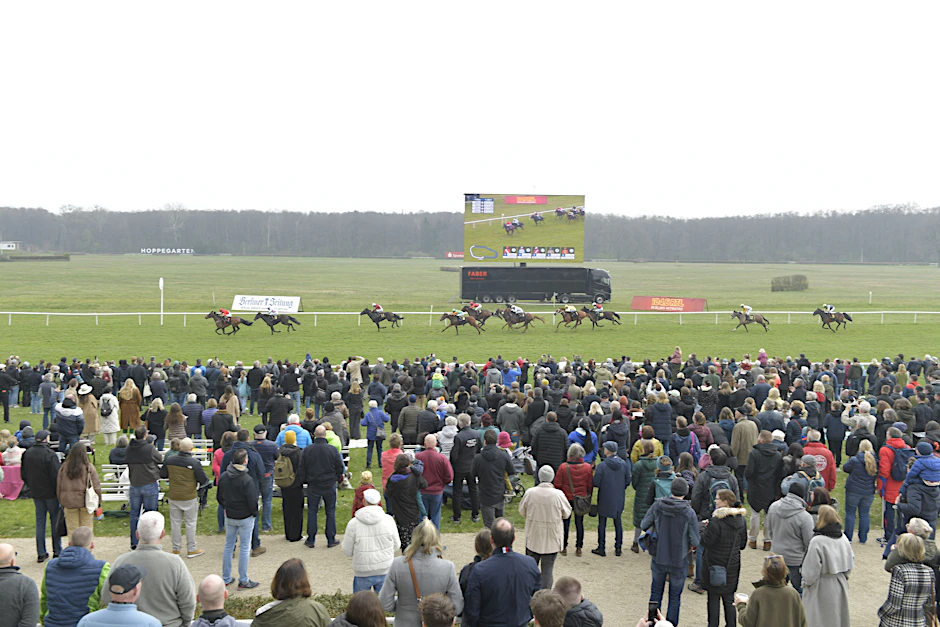 Die Galopprennbahn Hoppegarten am Ostersonntag. Saisonauftakt bei halbwegs ordentlichem Wetter.