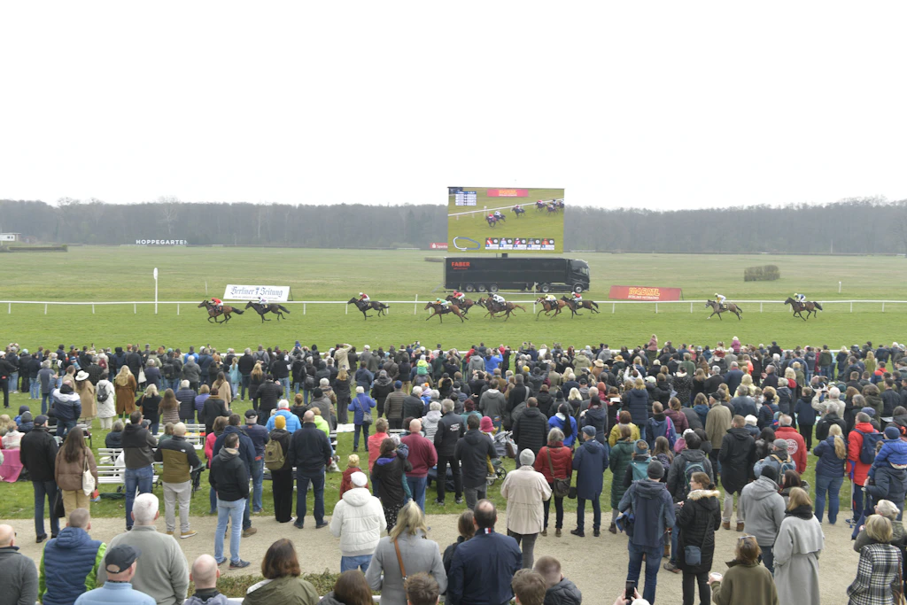 Saisonauftakt in Hoppegarten: Champagner, Zigarren und Pferdewetten