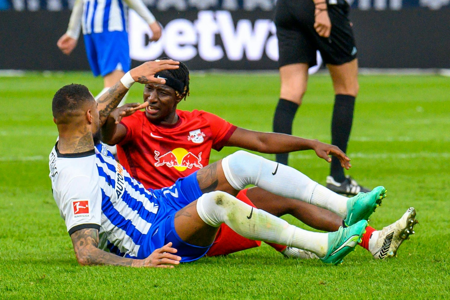 Prince Boateng lieferte sich gegen RB Leipzig einige hitzige Duelle, geriet vor der Pause mit Amadou Haidara aneinander.&nbsp;