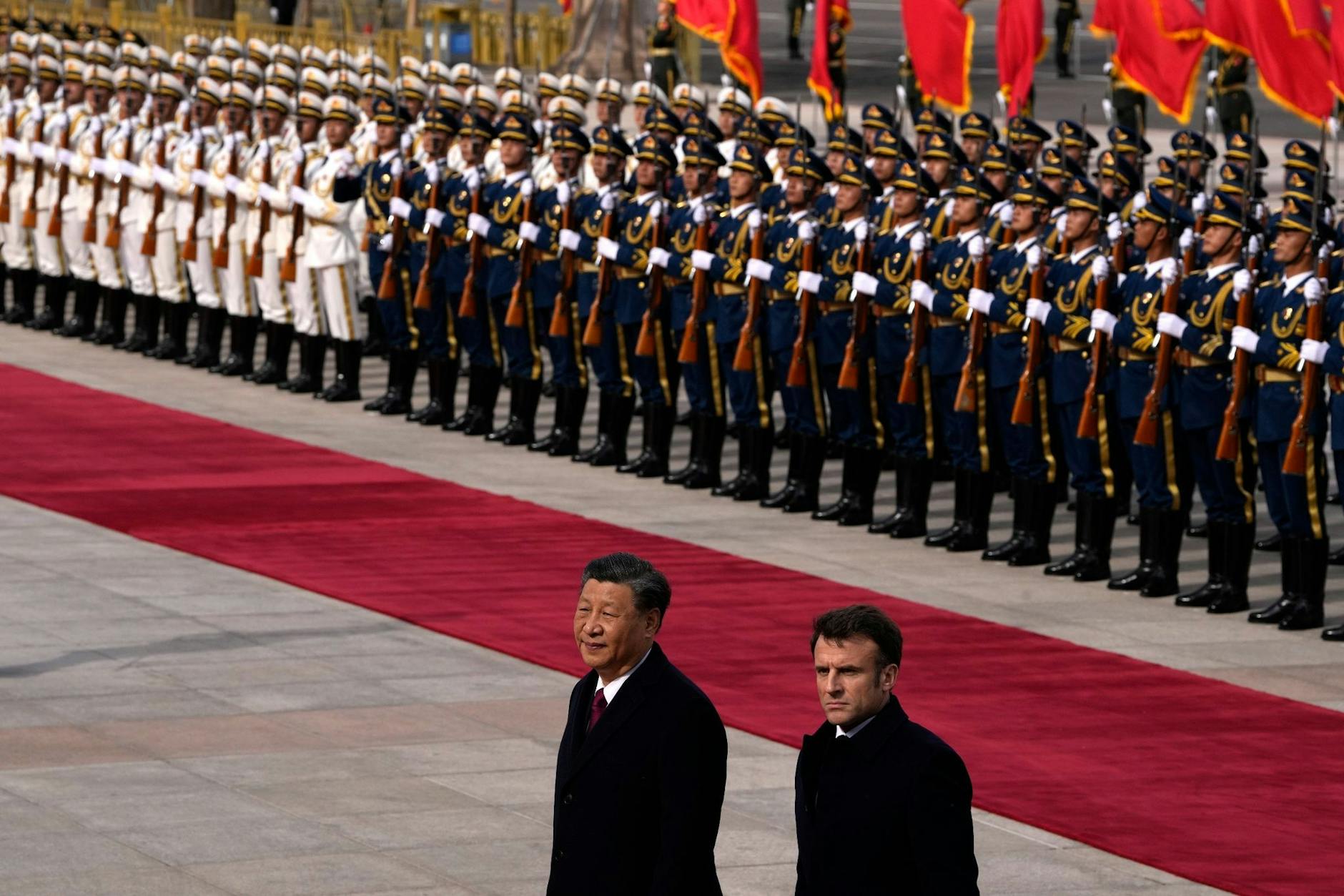 Chinas Staats- und Parteichef Xi Jinping Xi empfängt Frankreichs Präsident Emmanuel Macron mit militärischen Ehren vor der Großen Halle des Volkes in Peking.