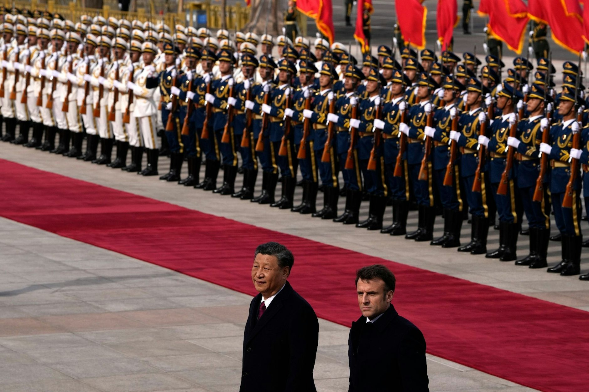 Chinas Staats- und Parteichef Xi Jinping Xi empfängt Frankreichs Präsident Emmanuel Macron mit militärischen Ehren vor der Großen Halle des Volkes in Peking. 