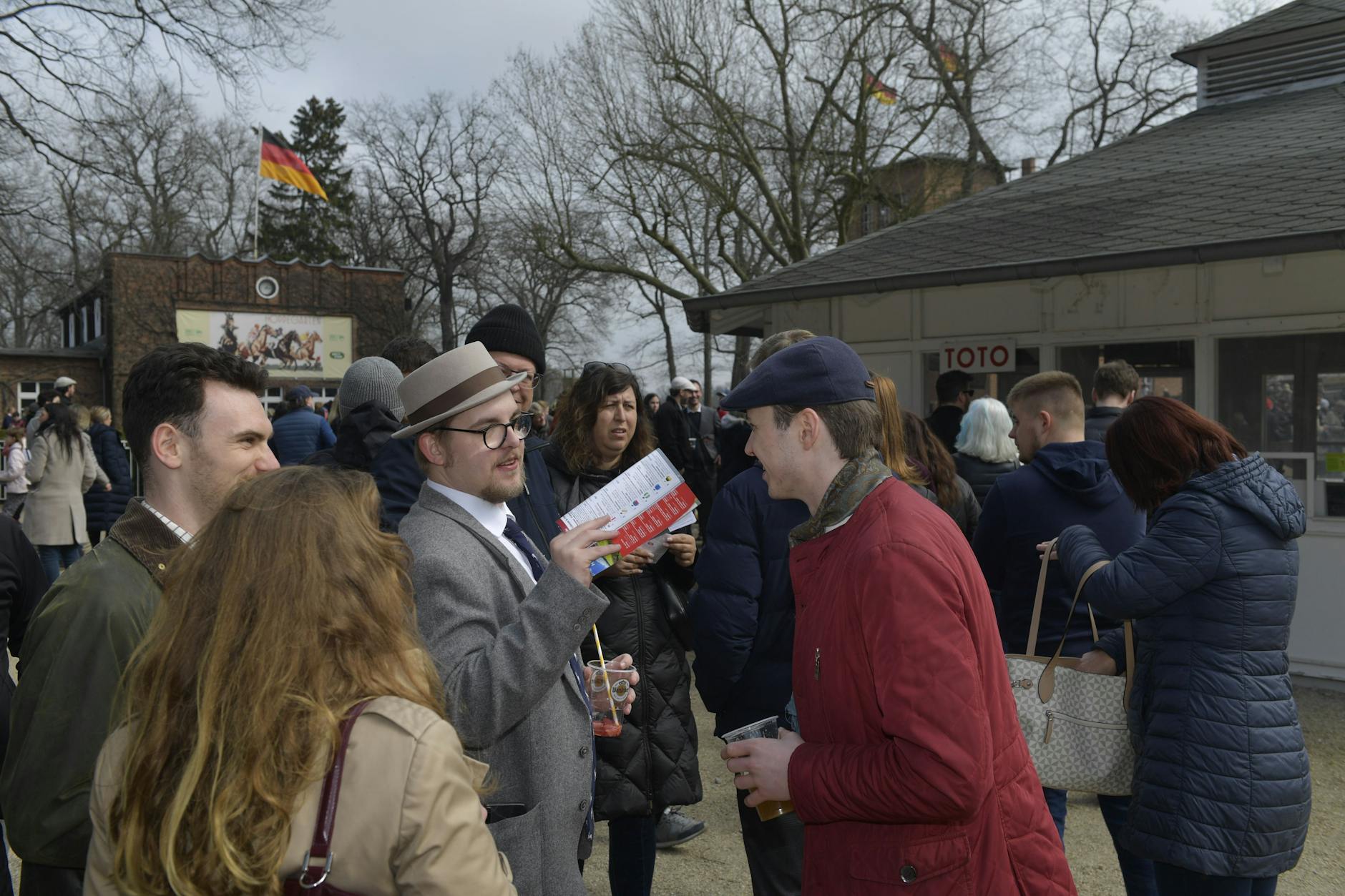 Wichtig: der richtige Style und die korrekten Accessoires, also Hut, Wettschein und ein Drink. 