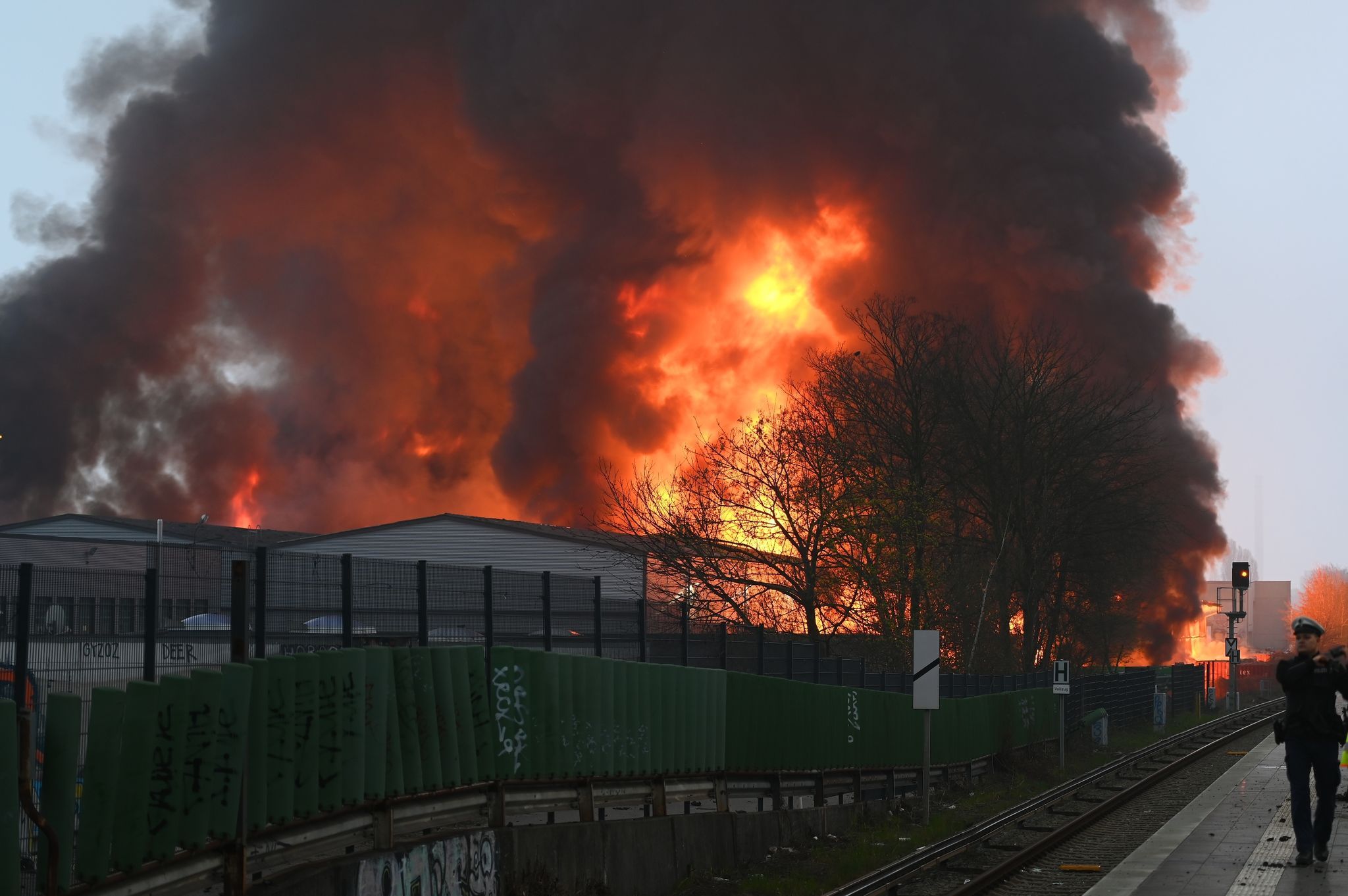Image - Großbrand in Hamburg: Hohe Rauchwolke über der Innenstadt