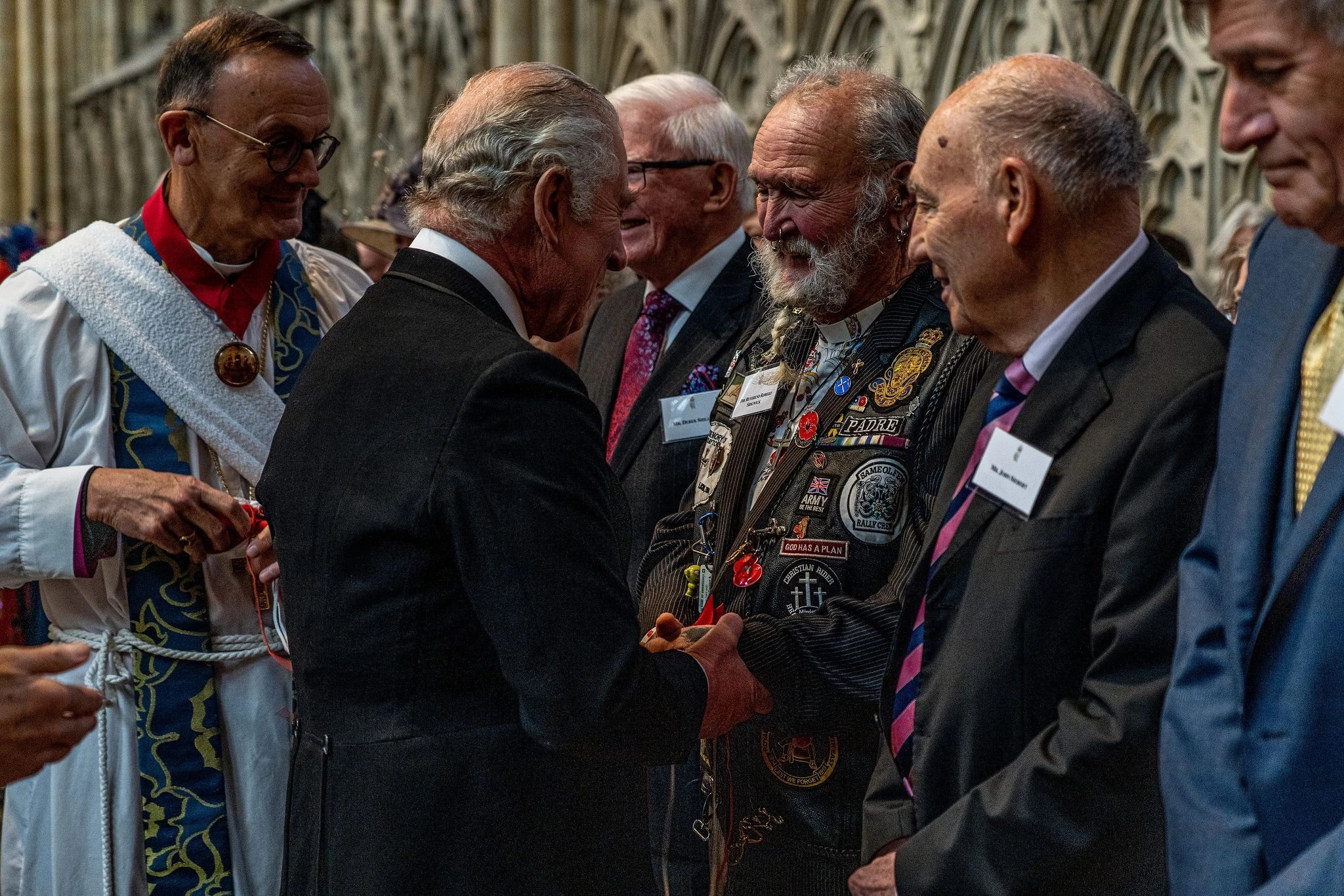 König Charles III. verteilt das Maundy Money während des königlichen Gründonnerstagsgottesdienst in York.  /PA Wire/dpa