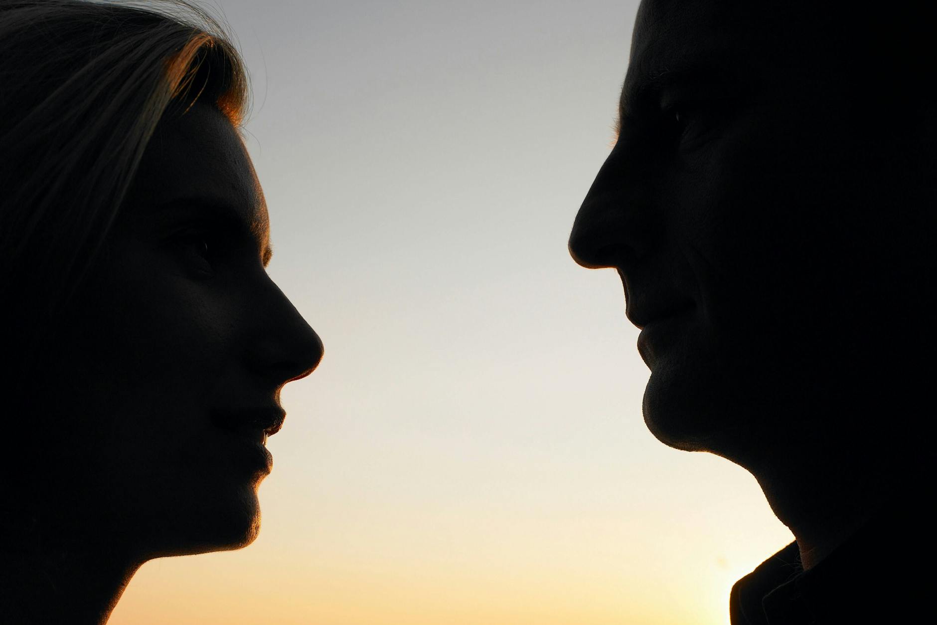 Eine Frau mit einem deutlich älteren Mann - keine Seltenheit. Doch welche Rolle spielt der Verlust des Vaters für Frauen bei dieser Konstellation?