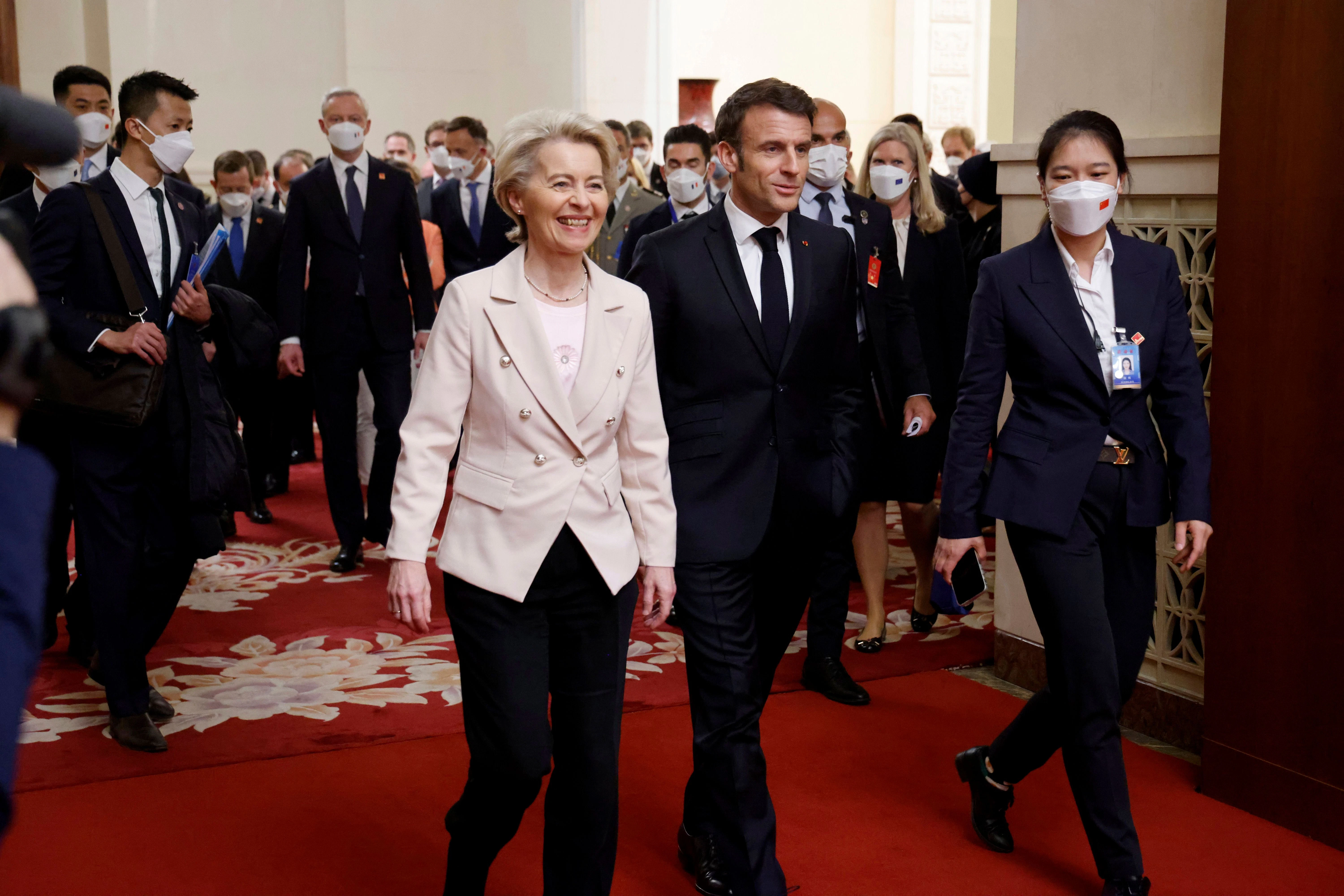 Emmanuel Macron (vorne, m), Präsident von Frankreich, und Ursula von der Leyen (vorne, l), Präsidentin der Europäischen Kommission, bei ihrer Ankunft zu einer Sitzung mit dem chinesischen Präsidenten Xi.&nbsp;