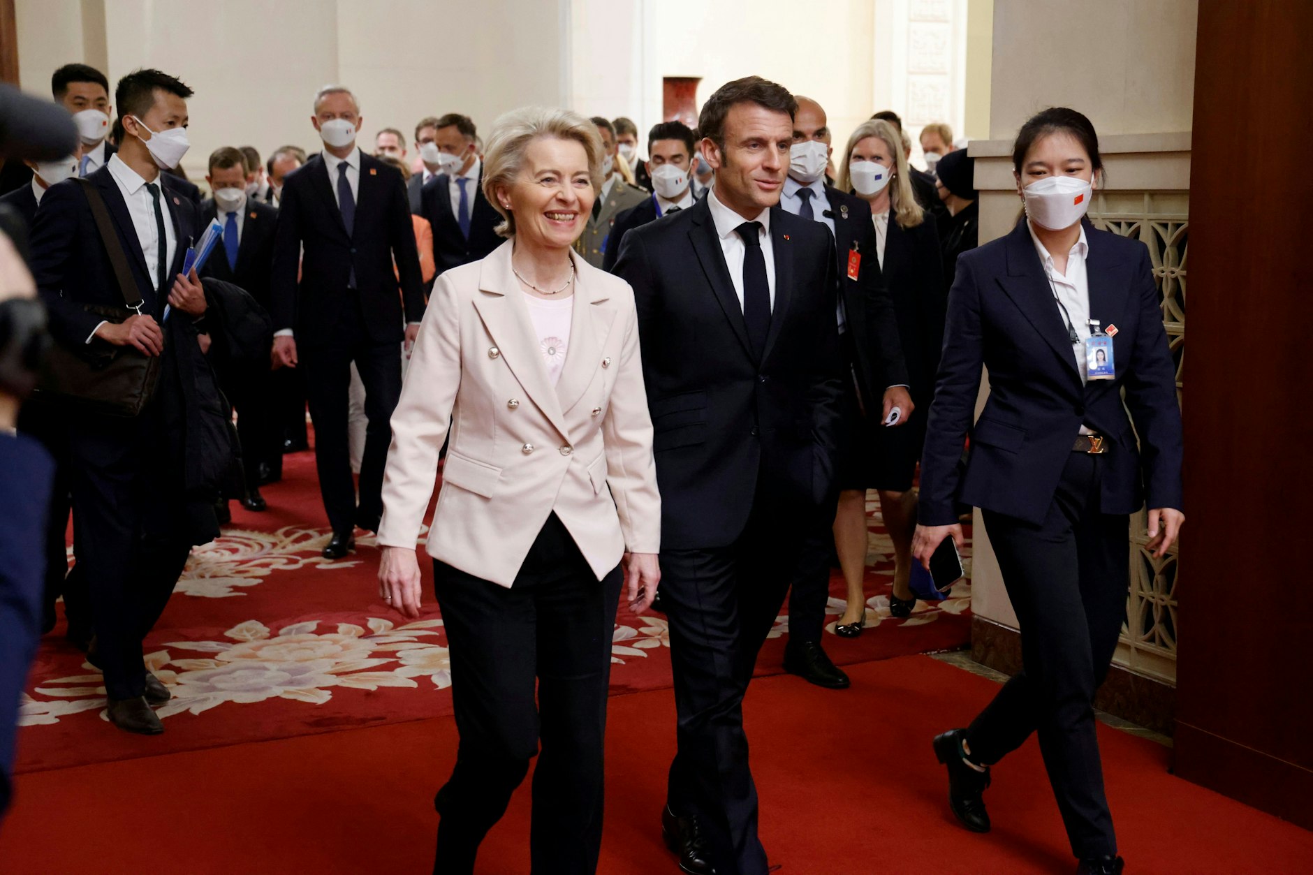 Emmanuel Macron (vorne, m), Präsident von Frankreich, und Ursula von der Leyen (vorne, l), Präsidentin der Europäischen Kommission, bei ihrer Ankunft zu einer Sitzung mit dem chinesischen Präsidenten Xi.&nbsp;