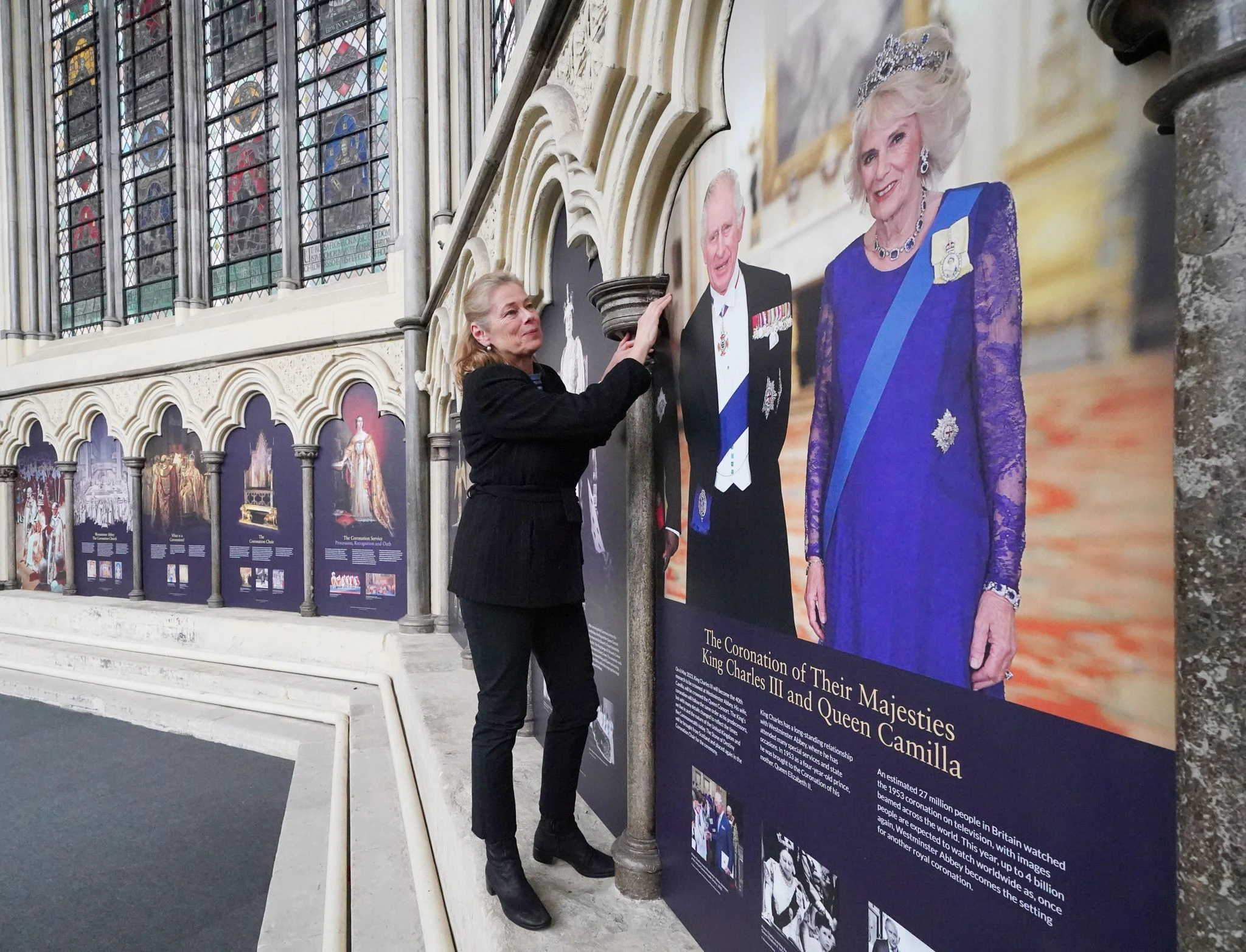 Kuratorin Dr. Susan Jenkins bei den letzten Vorbereitungen für eine Krönungsausstellung im mittelalterlichen Kapitelsaal der Westminster Abbey.  