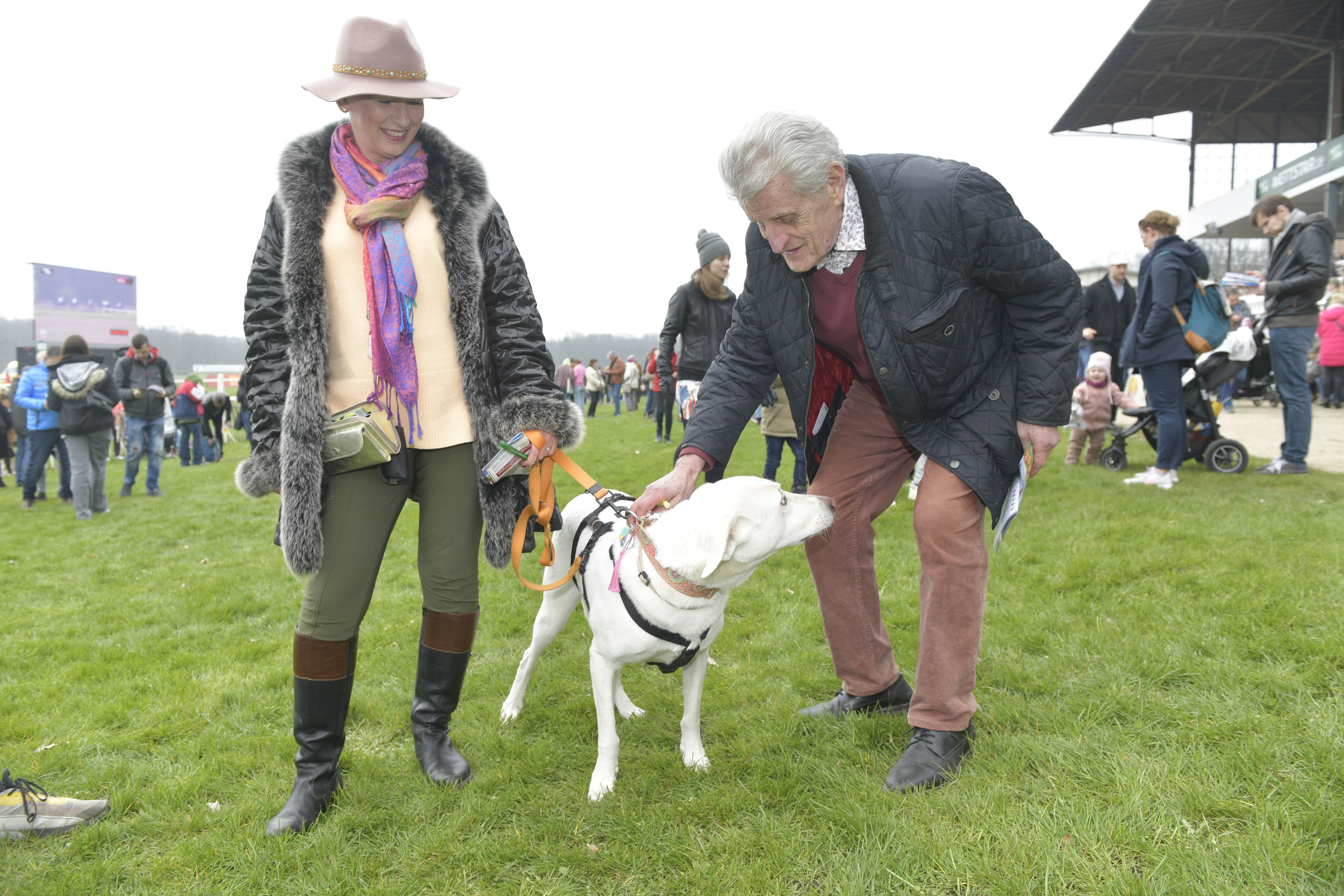 Ein bisschen Ascot und sehr viel West-Berlin: Gäste mit Hund und Hut.