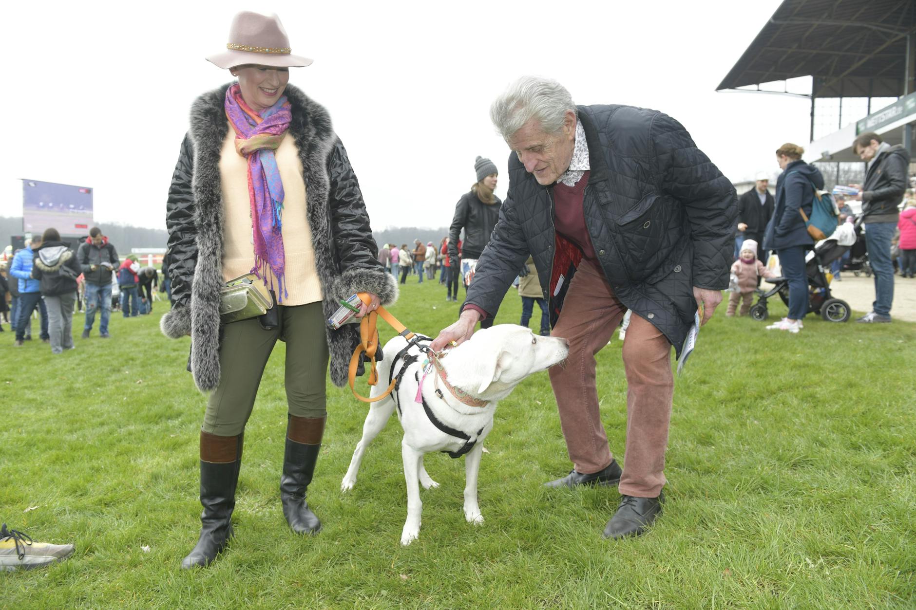 Ein bisschen Ascot und sehr viel West-Berlin: Gäste mit Hund und Hut.