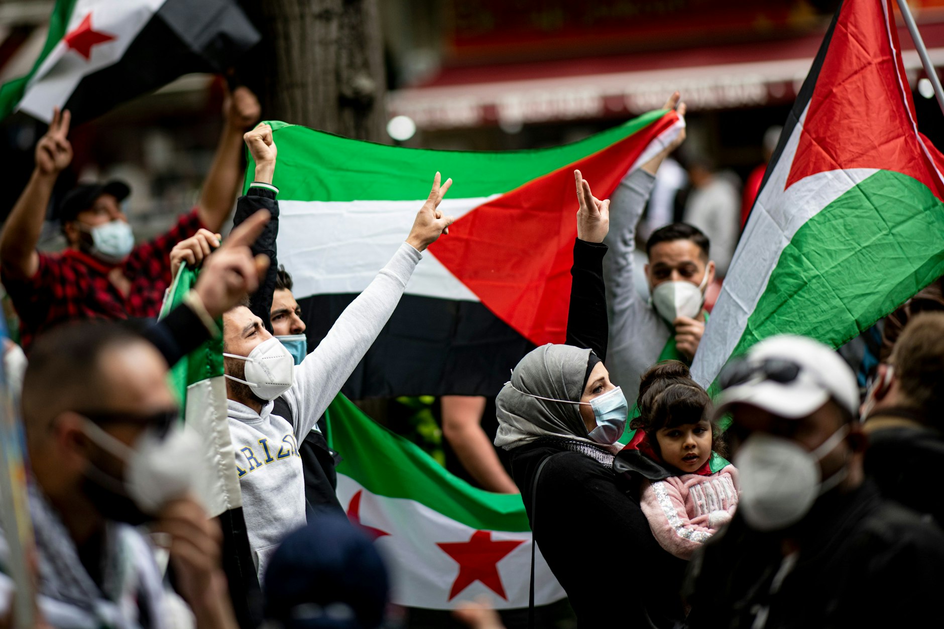 Immer wieder äußert sich auf pro-palästinensischen Demonstration in Berlin Judenhass. Hier laufen&nbsp;Demonstranten im Mai 2021 mit Palästina-Flaggen durch Neukölln.
