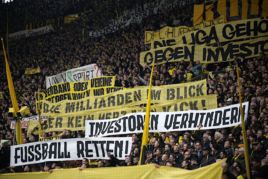 Dortmunds Fans protestieren auf der Zuschauertribüne gegen Investoren im Fußball.  