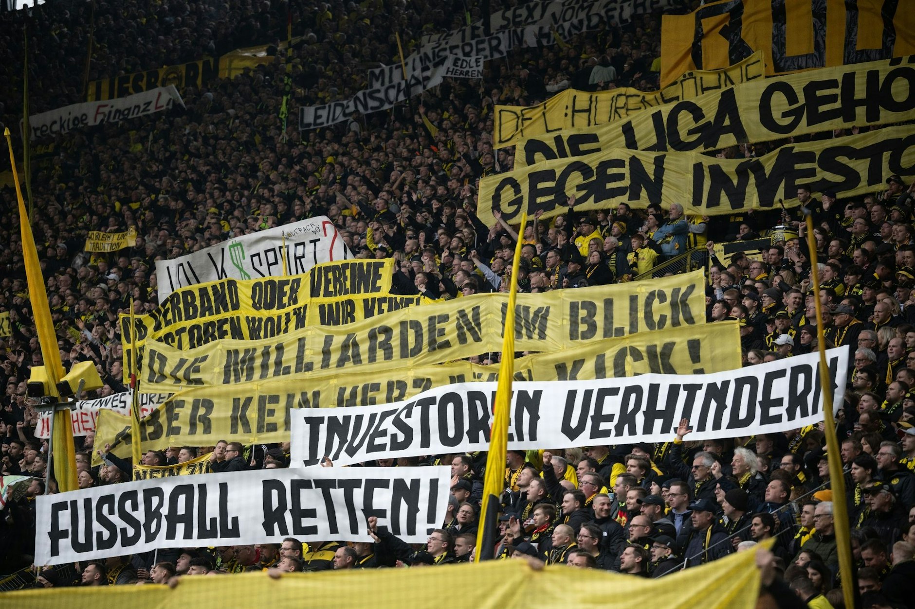 Dortmunds Fans protestieren auf der Zuschauertribüne gegen Investoren im Fußball.  