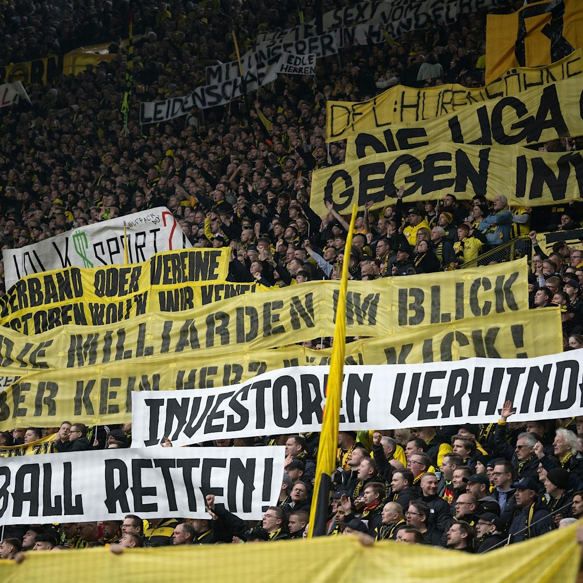 Banner und Gesänge: Fans protestieren gegen DFL-Investoren