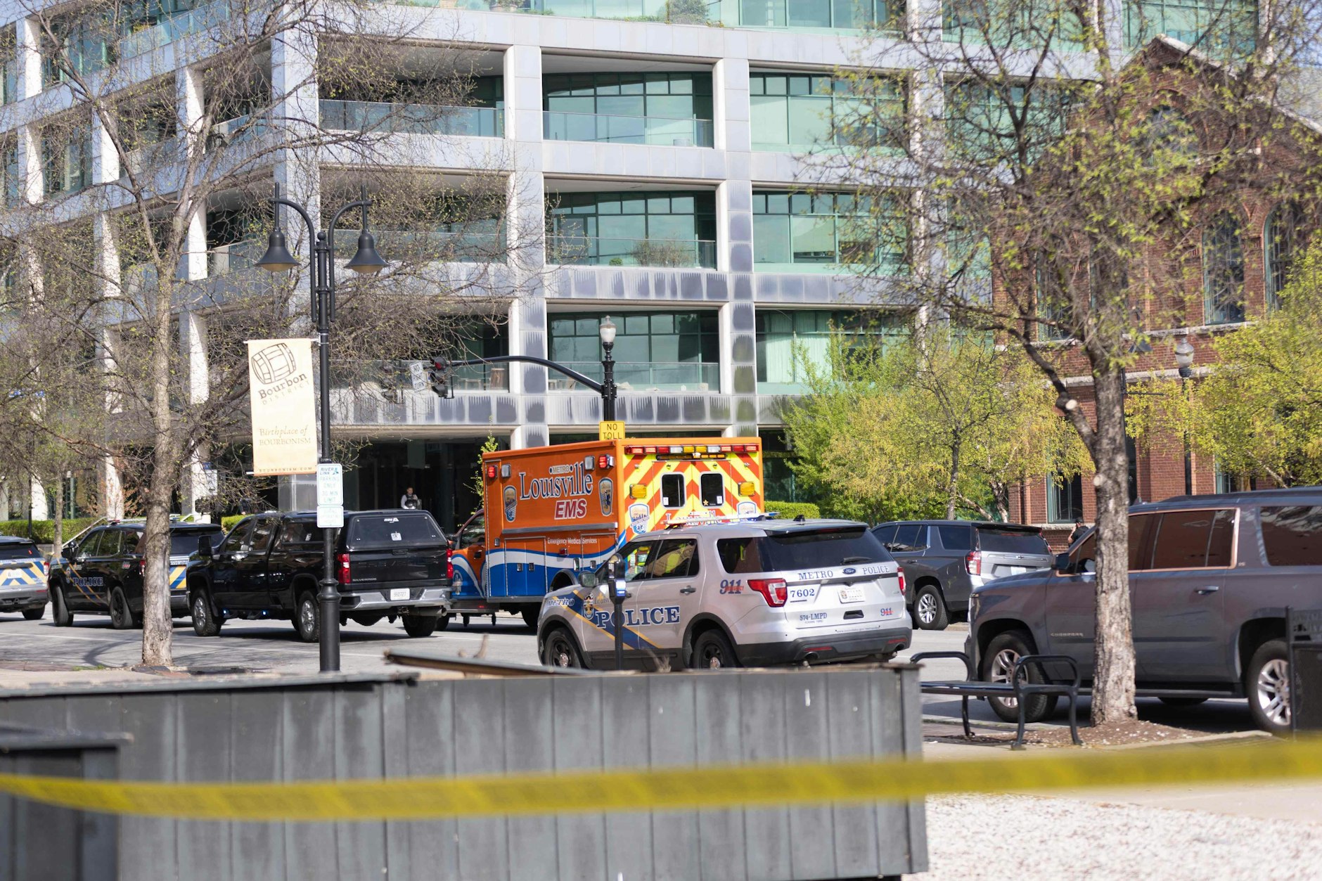 Einsatzfahrzeuge in Louisville am Tatort
