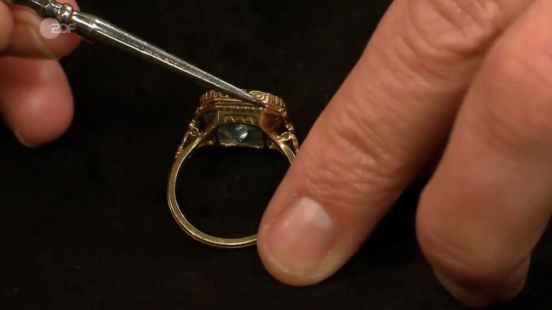 Die „Bares für Rares“-Expertin zeigt den besonderen Aufbau des Ringes.
