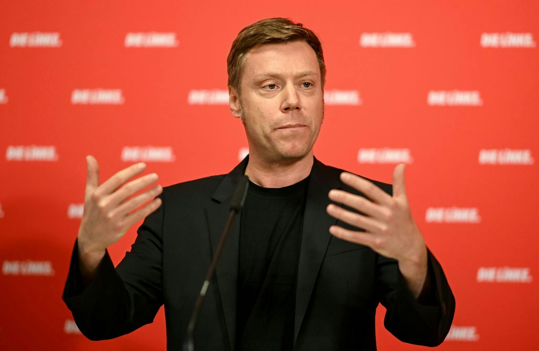 ARCHIV - Co-Vorsitzender der Partei Die Linke Martin Schirdewan spricht bei einer Pressekonferenz.