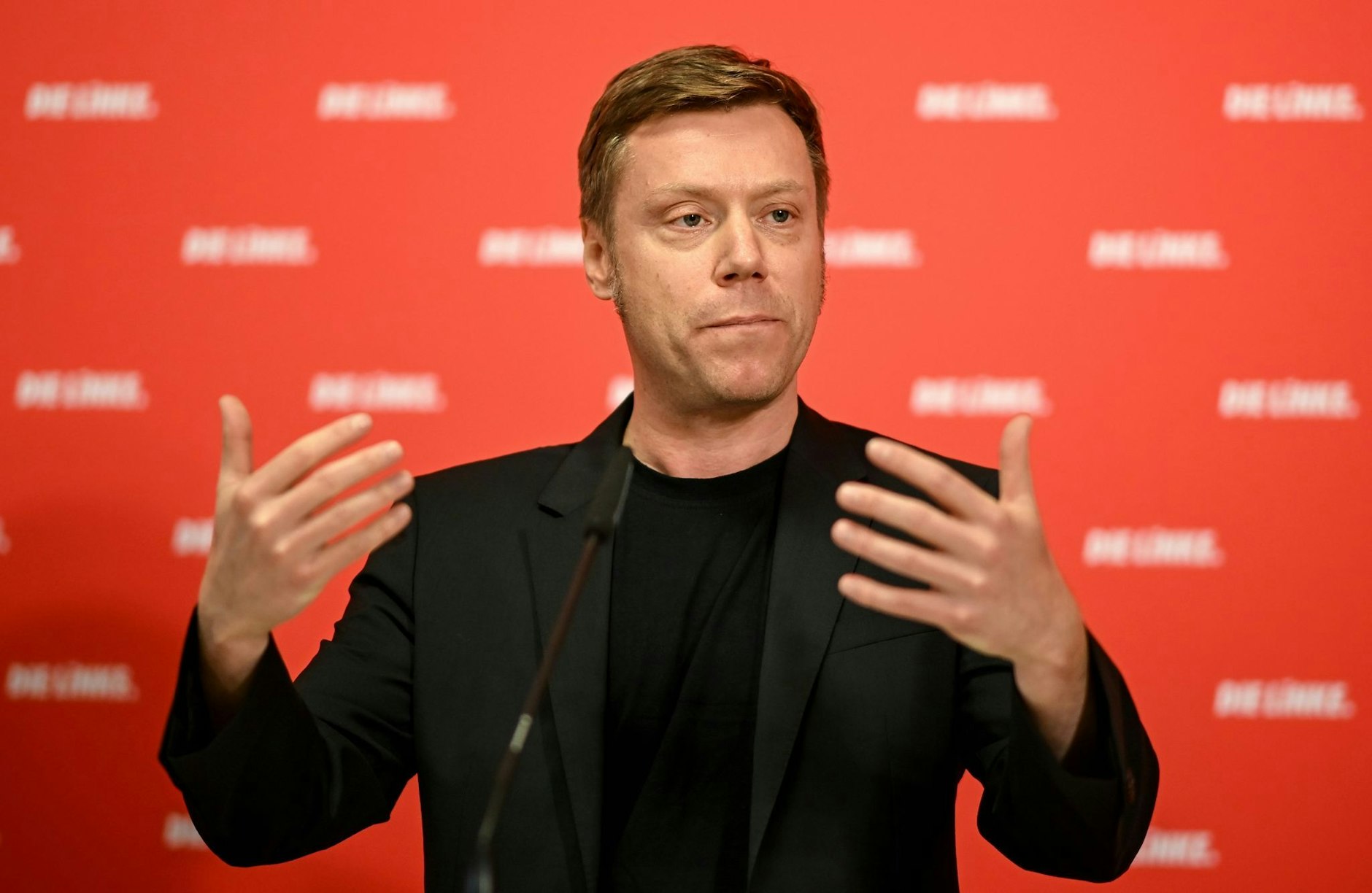 ARCHIV - Co-Vorsitzender der Partei Die Linke Martin Schirdewan spricht bei einer Pressekonferenz.  