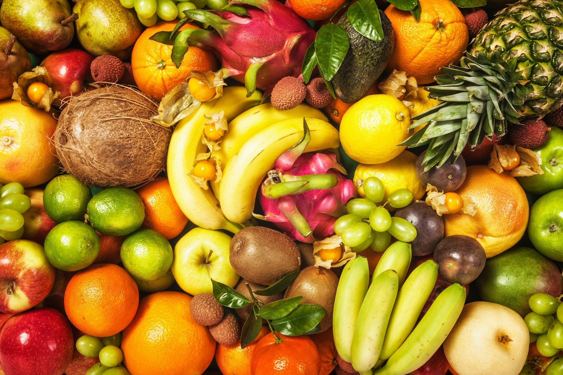 Einige Sorten Obst sind kalorienarm, voller Ballaststoffe und enthalten hilfreiche Nährstoffe, die den Fettabbau unterstützen.