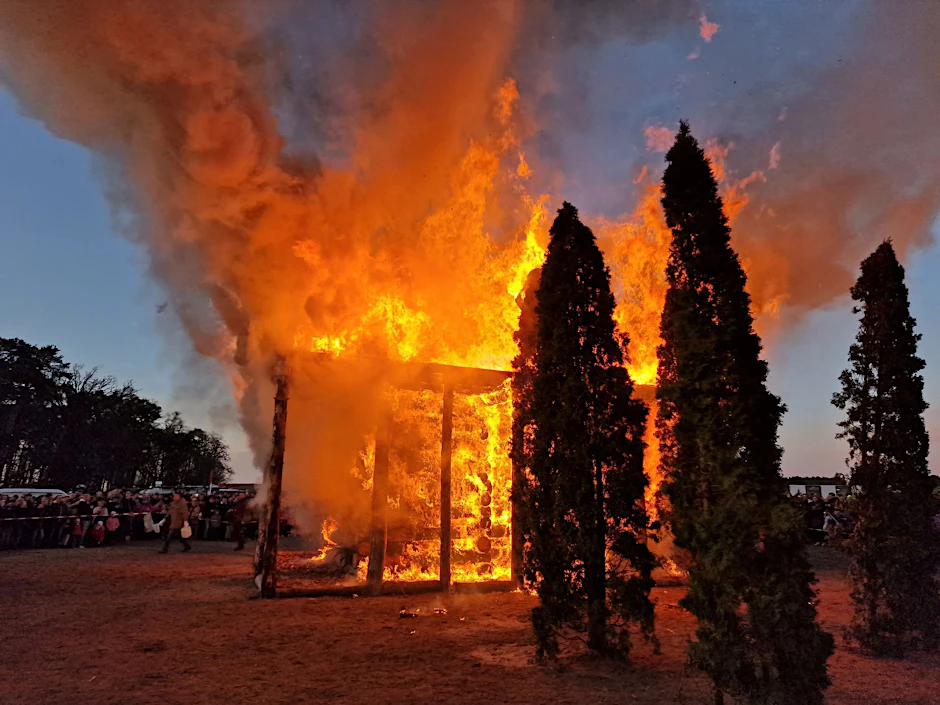 ARCHIV - In Trechwitz brennt ein nachgebauter griechischer Tempel bei einem Osterfeuer.  