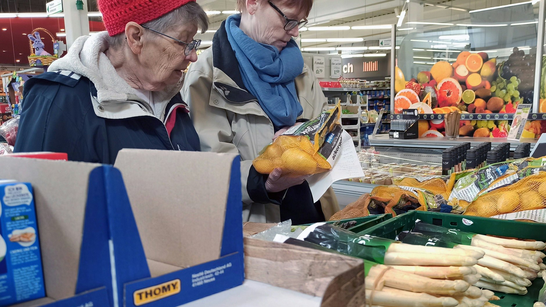 Spargel im 500-Gramm-Bund abgepackt: Sie werden nun im Discounter zu günstigeren Preisen angeboten.