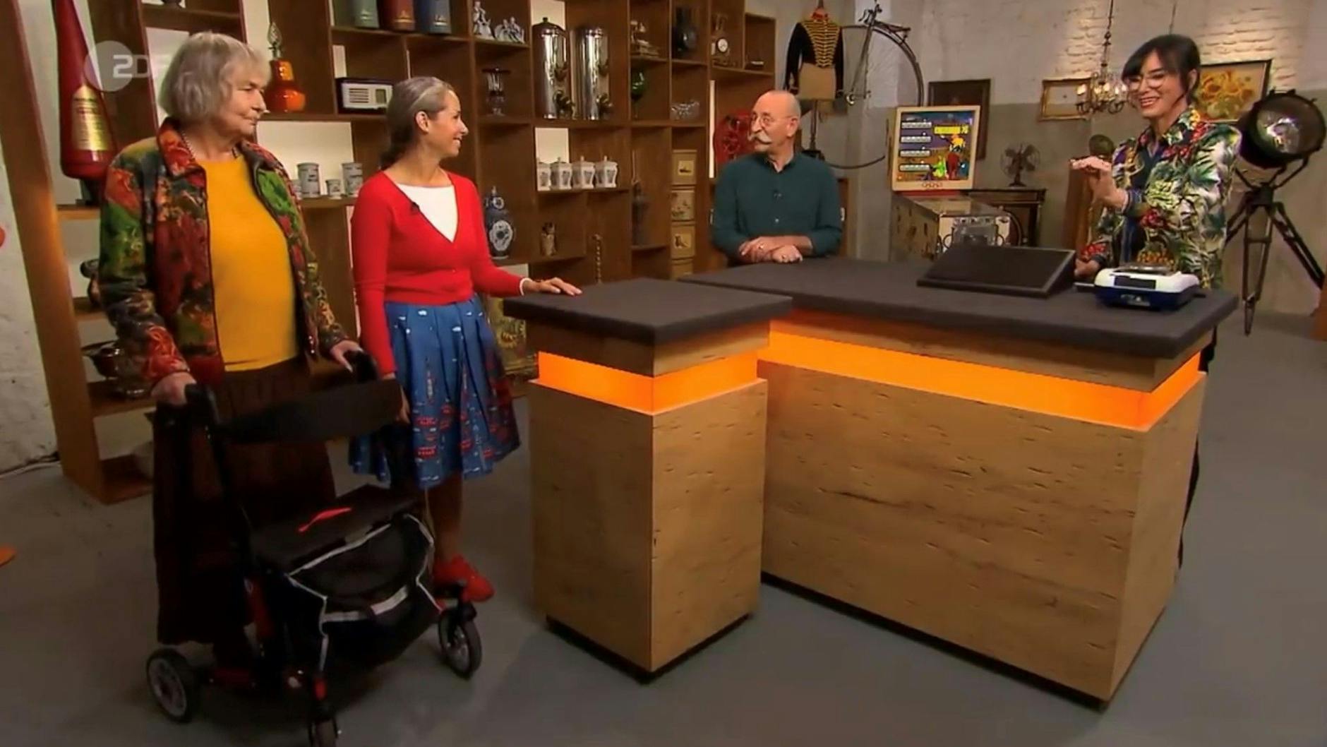 „Bares für Rares“-Expertin Dr. Heide Rezepa-Zabel ist begeistert von dem alten Ring mit Aquamarin.