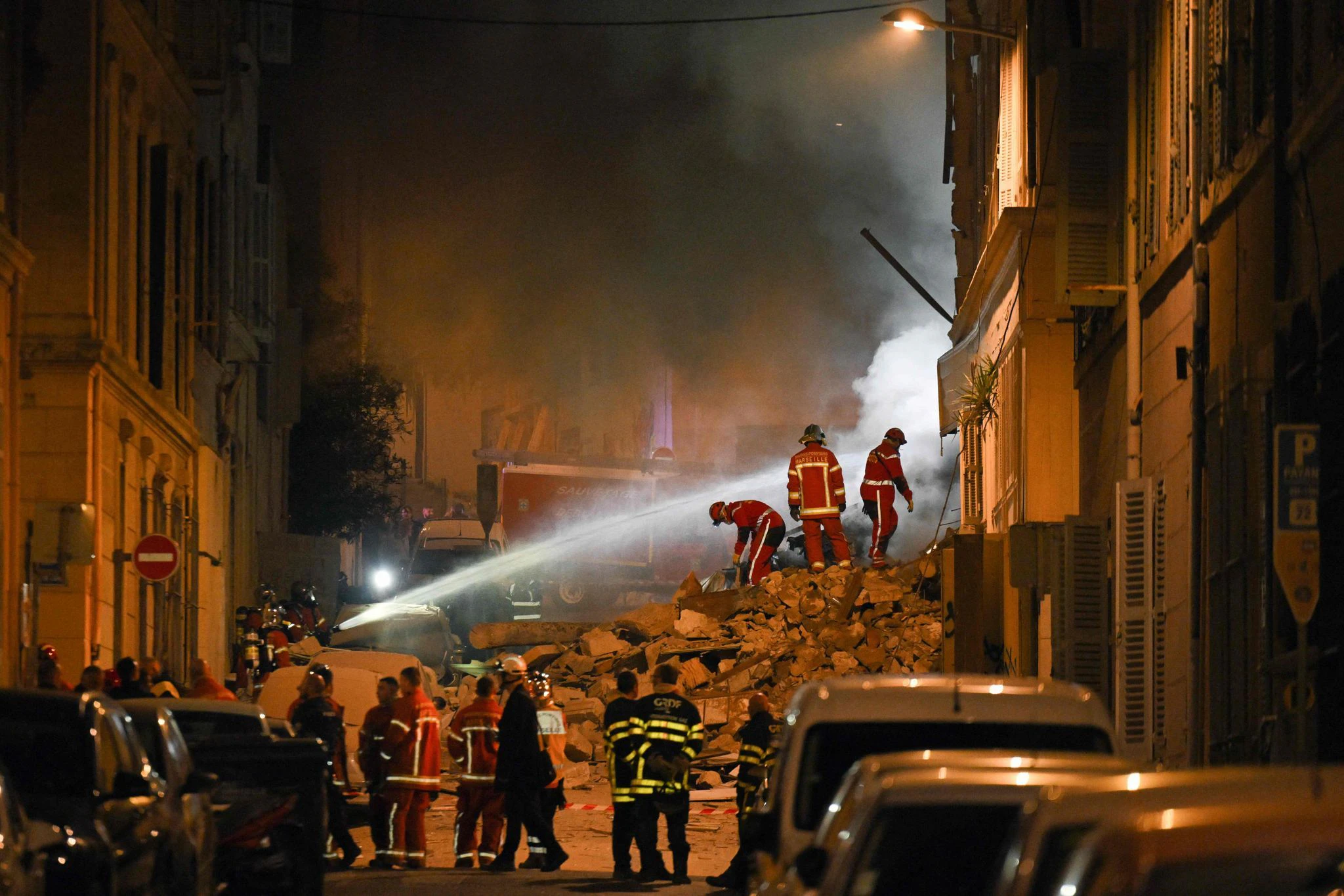 Rettungskräfte an der Unglücksstelle in der französischen Hafenstadt Marseille.