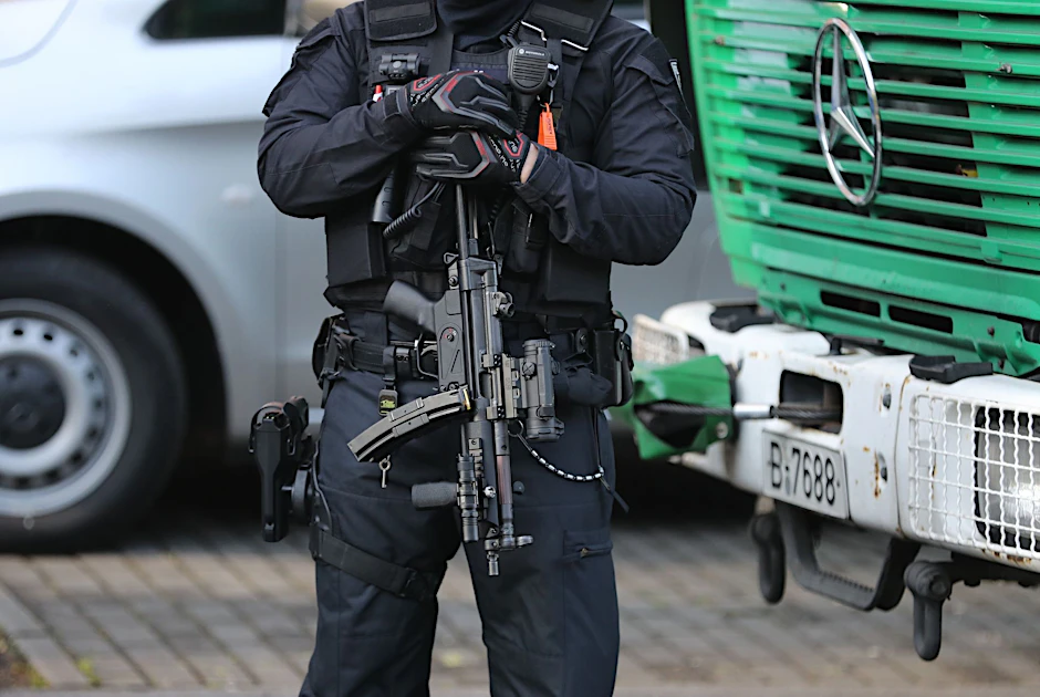 Ein Spezialeinsatzkommando der Polizei stürmte am Sonntag die Wohnung der 57-Jährigen.
