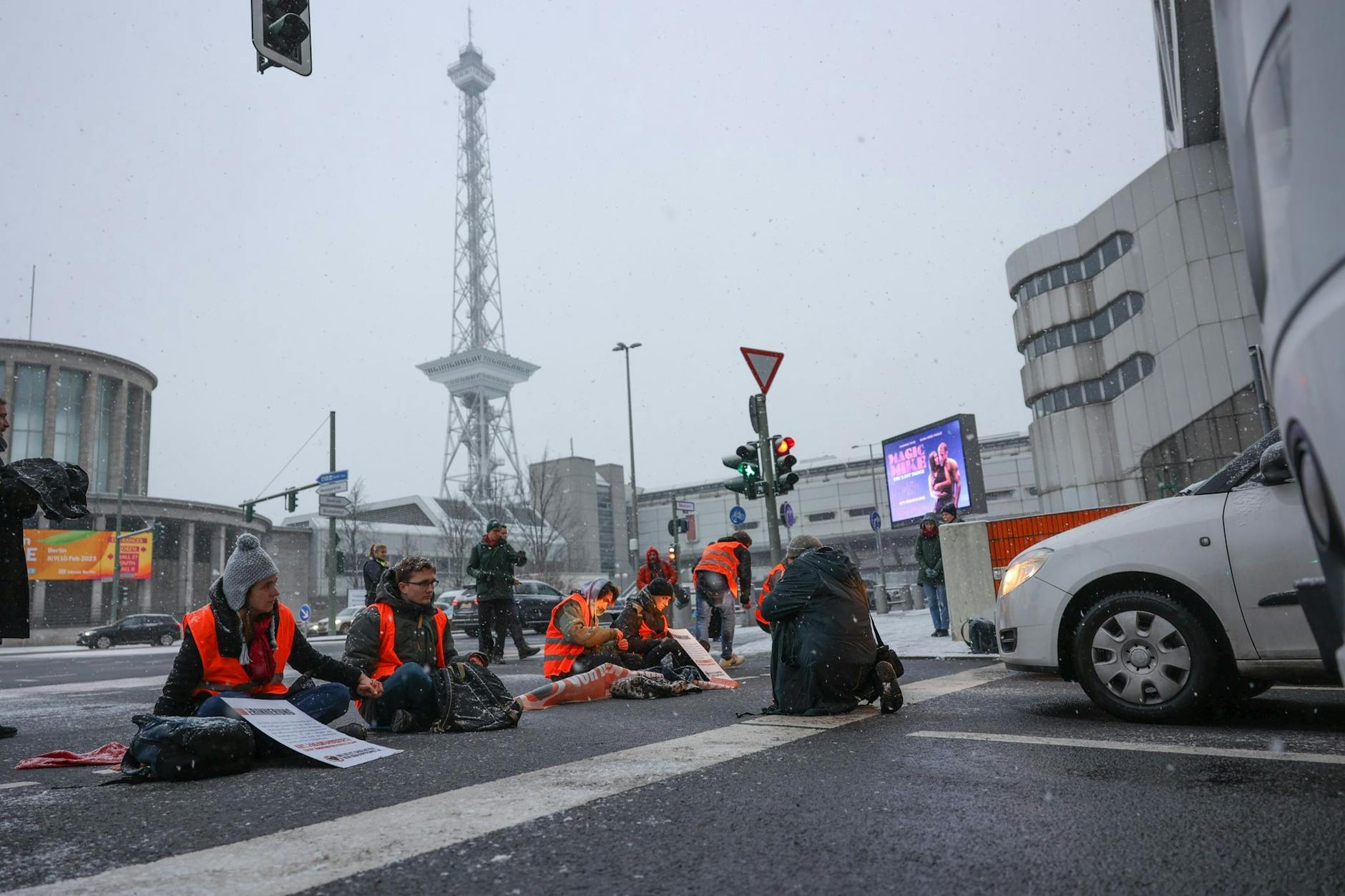 Eine Blockade der Letzten Generation im Februar am Dreieck Funkturm in Berlin-Westend. Nun werden Aktionen im Regierungsviertel angekündigt.
