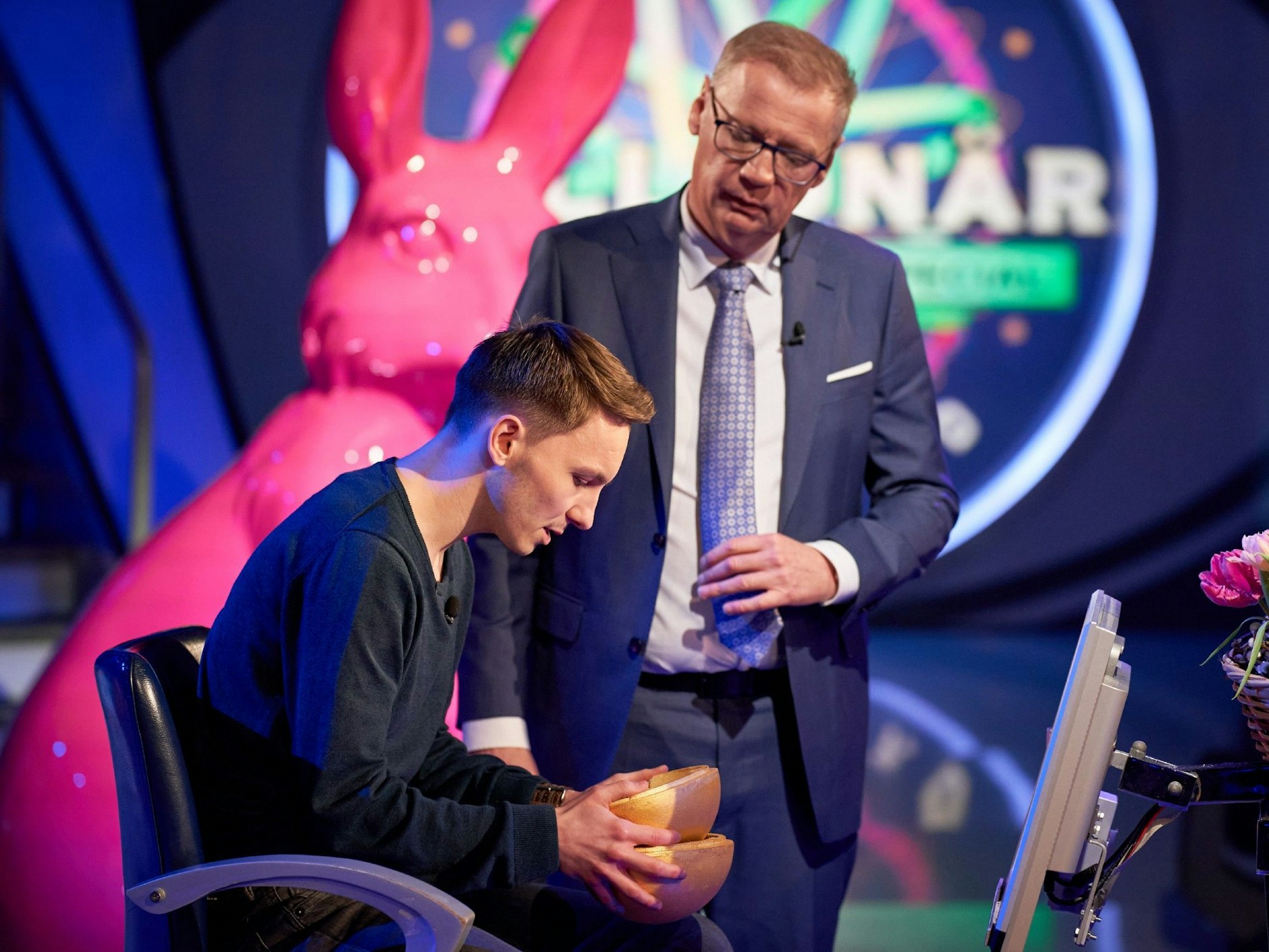 Günther Jauch mit seinem Kandidaten Luca Demirel bei „Wer wird Millionär“. In den goldenen Eiern verbergen sich Extra-Joker.