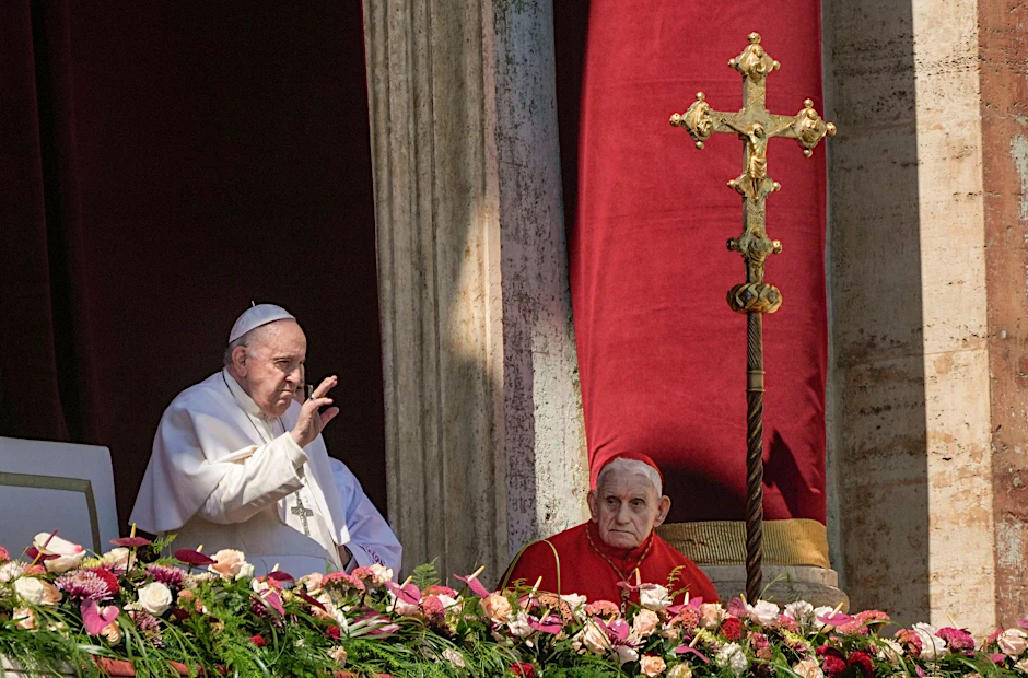 «Viva il Papa!»: Papst Franziskus (l.) in der Hauptloge des Petersdoms im Vatikan.  