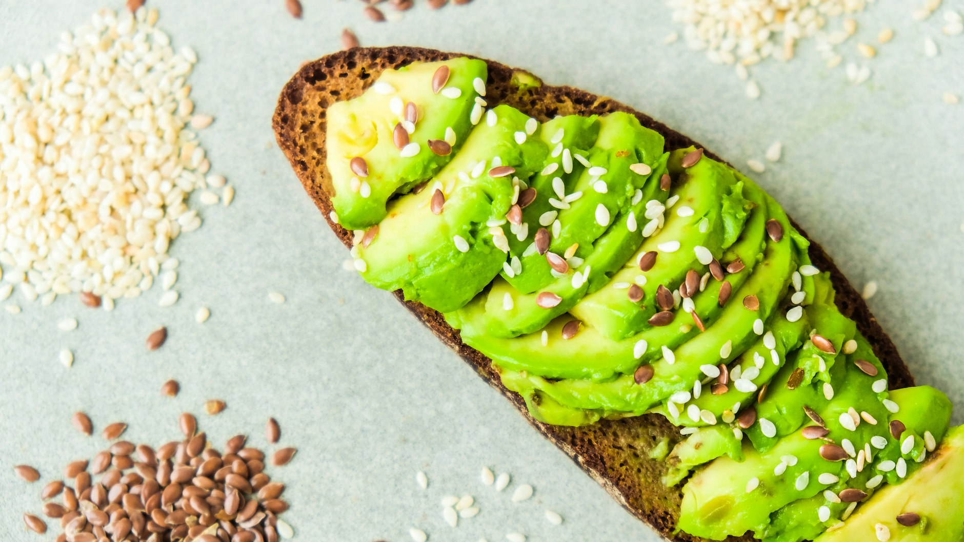 Eine halbe Avocado am Tag kann das Abnehmen unterstützen.