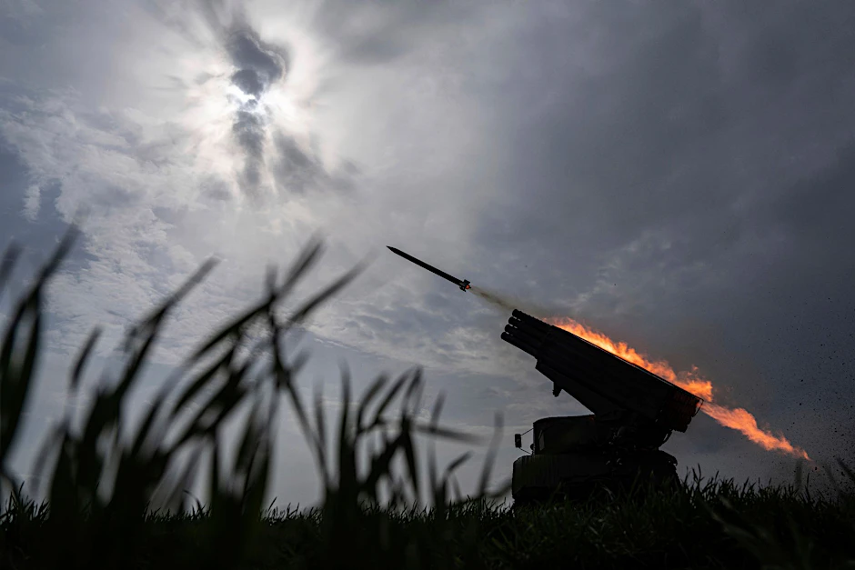Eine ukrainische MSLR BM-21 «Grad» feuert auf russische Stellungen an der Frontlinie.  
