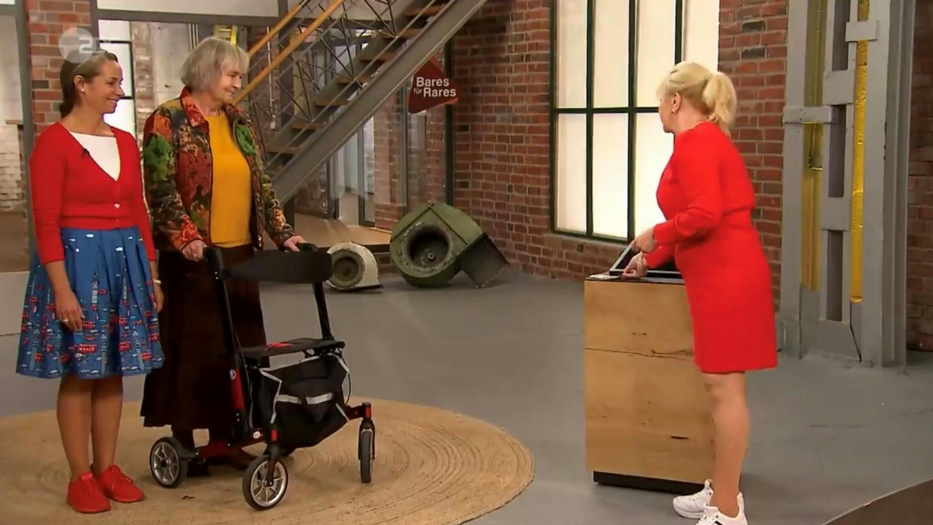 Elke Velten zahlt bei „Bares für Rares“ 1200 Euro für den Ring.