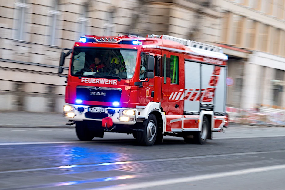 ARCHIV - Ein Feuerwehrfahrzeug ist mit Blaulicht auf Einsatzfahrt.  ld/ZB/Symbolbild